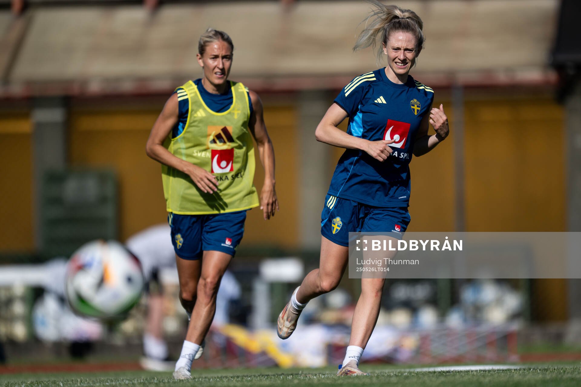 Emma Kullberg and Rebecka Blomqvist of the Swedish women’s national football team during a training session on May 26, 2025 in Fidenza. 