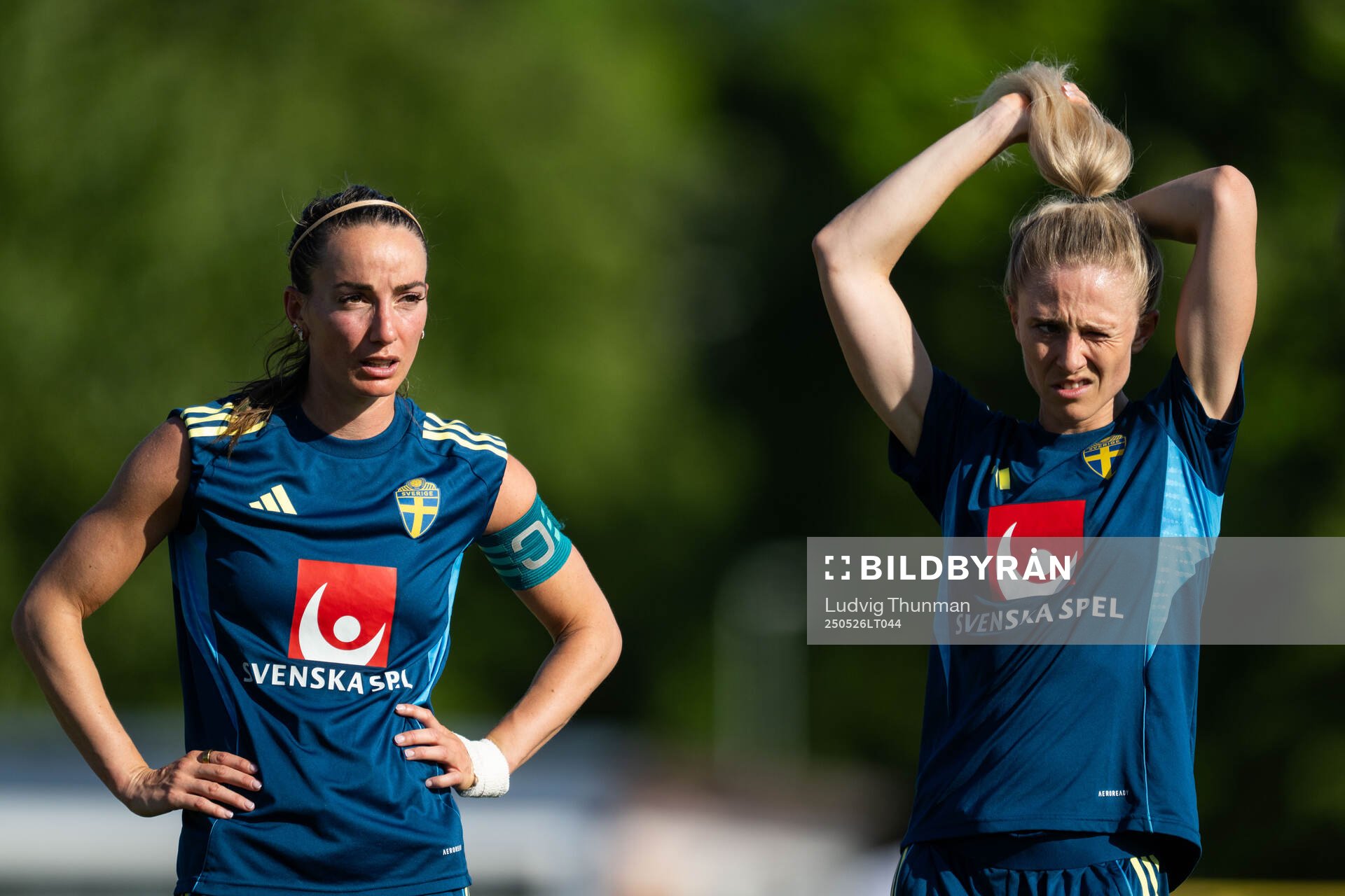 Kosovare Asllani and Rebecka Blomqvist of the Swedish women’s national football team during a training session on May 26, 2025 in Fidenza. 