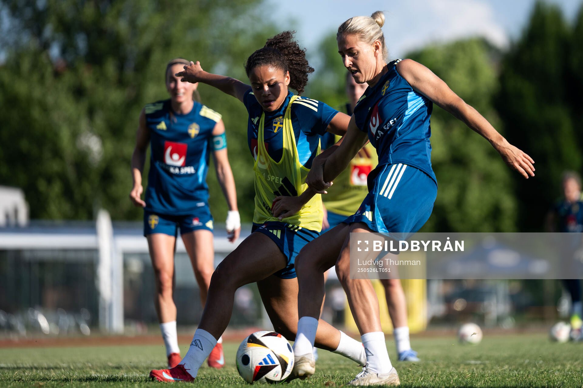 Felicia Schröder and Emma Kullberg of the Swedish women’s national football team during a training session on May 26, 2025 in Fidenza. 
