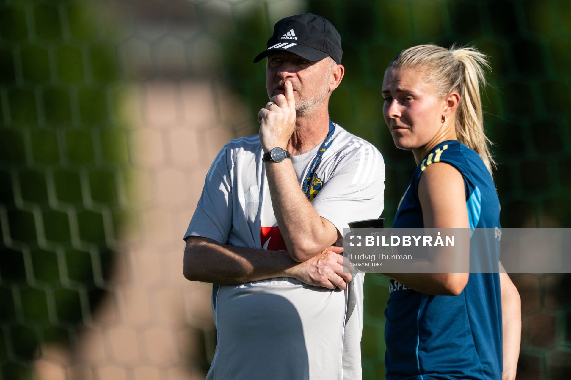 Head coach Peter Gerhardsson and Amanda Nildén of the Swedish women’s national football team during a training session on May 26, 2025 in Fidenza. 