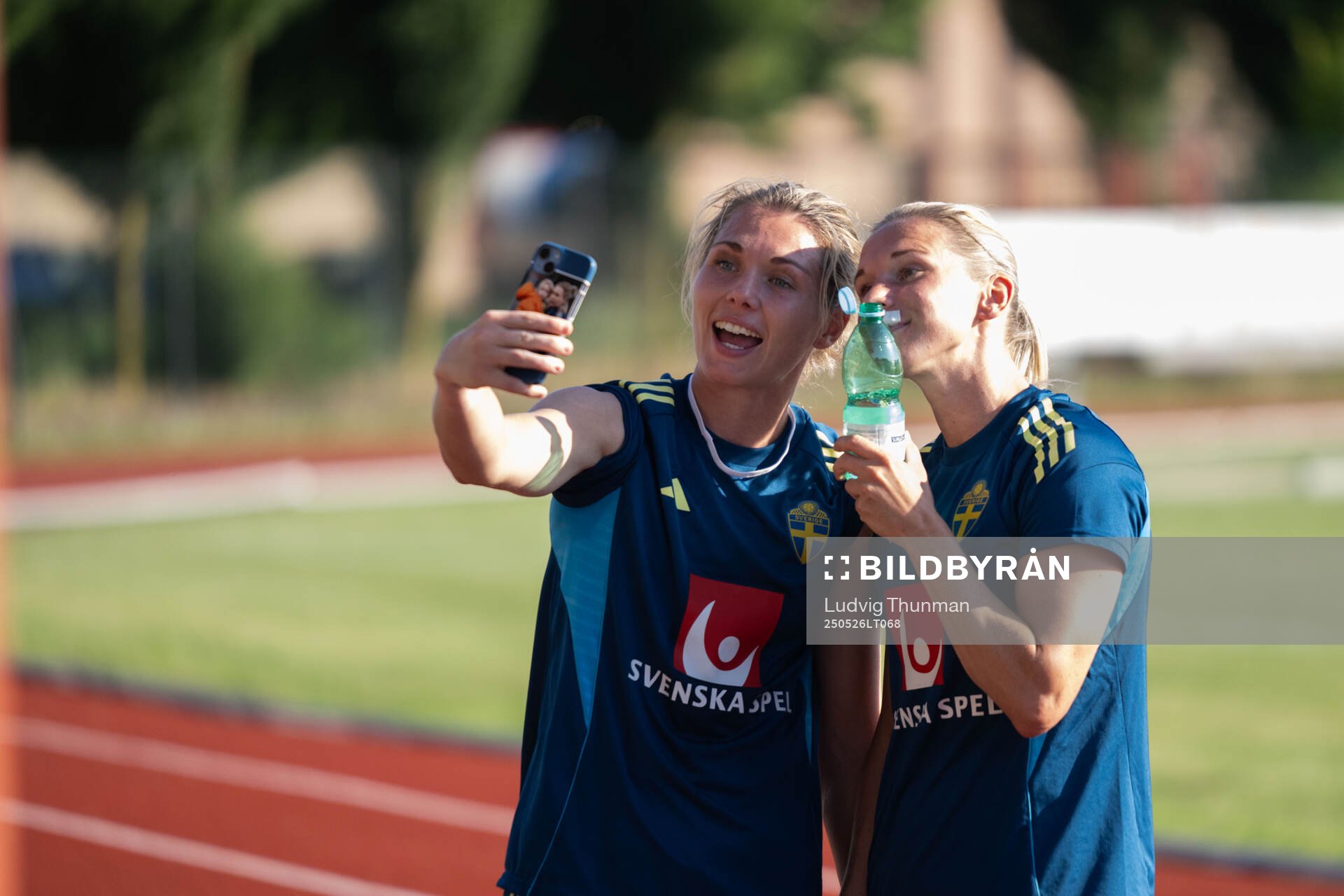 Goalkeeper Jennifer Falk and Jonna Andersson of the Swedish women’s national football team during a training session on May 26, 2025 in Fidenza. 