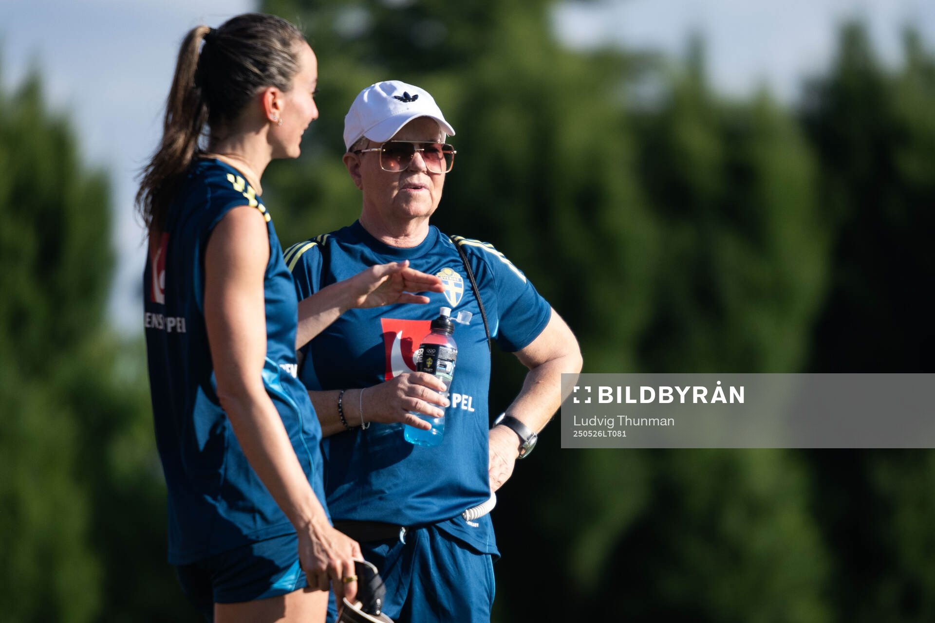 Kosovare Asllani and Marika Domanski Lyfors, head of the Swedish women’s national football team during a training session on May 26, 2025 in Fidenza. 