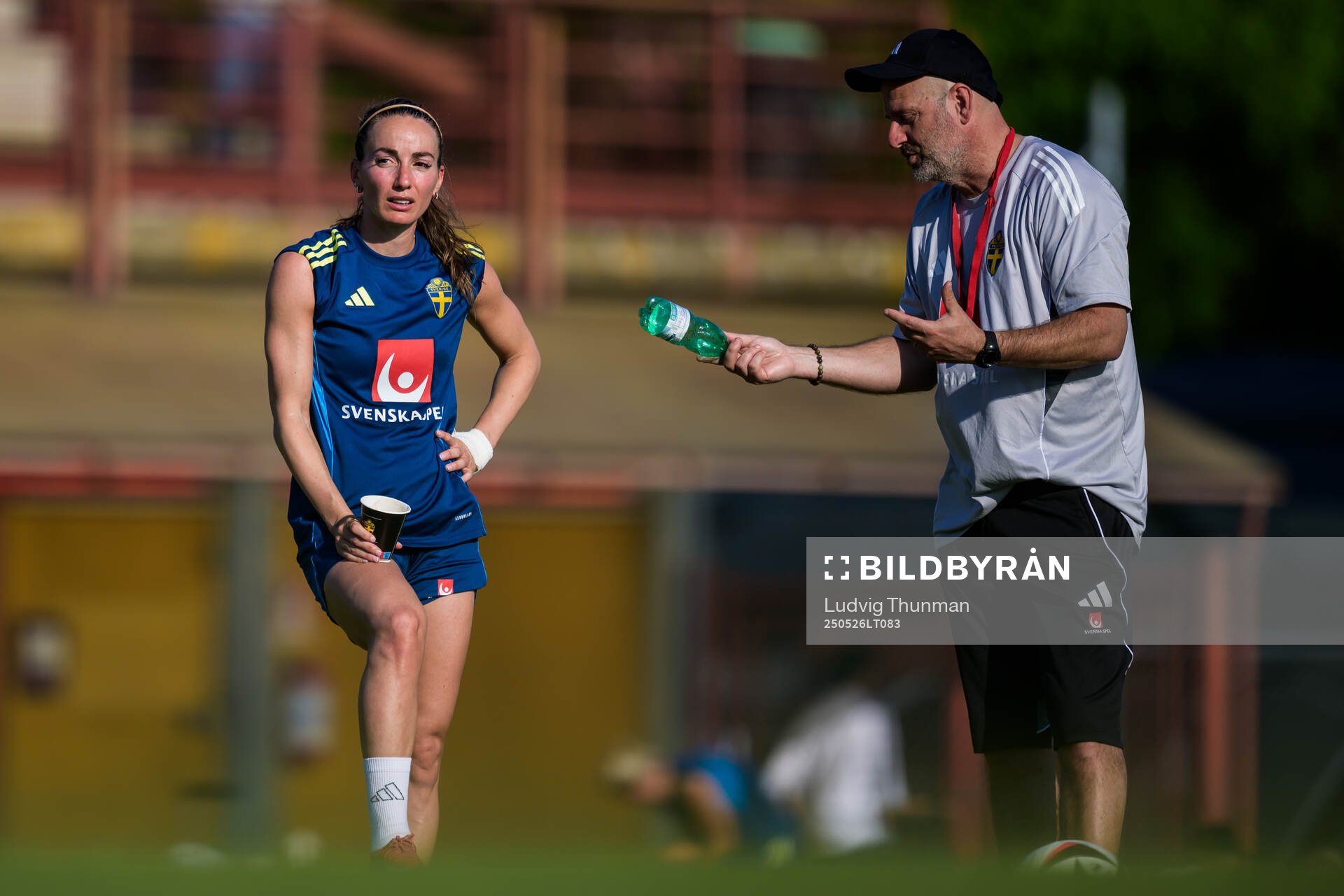 Kosovare Asllani and head coach Peter Gerhardsson of the Swedish women’s national football team during a training session on May 26, 2025 in Fidenza. 