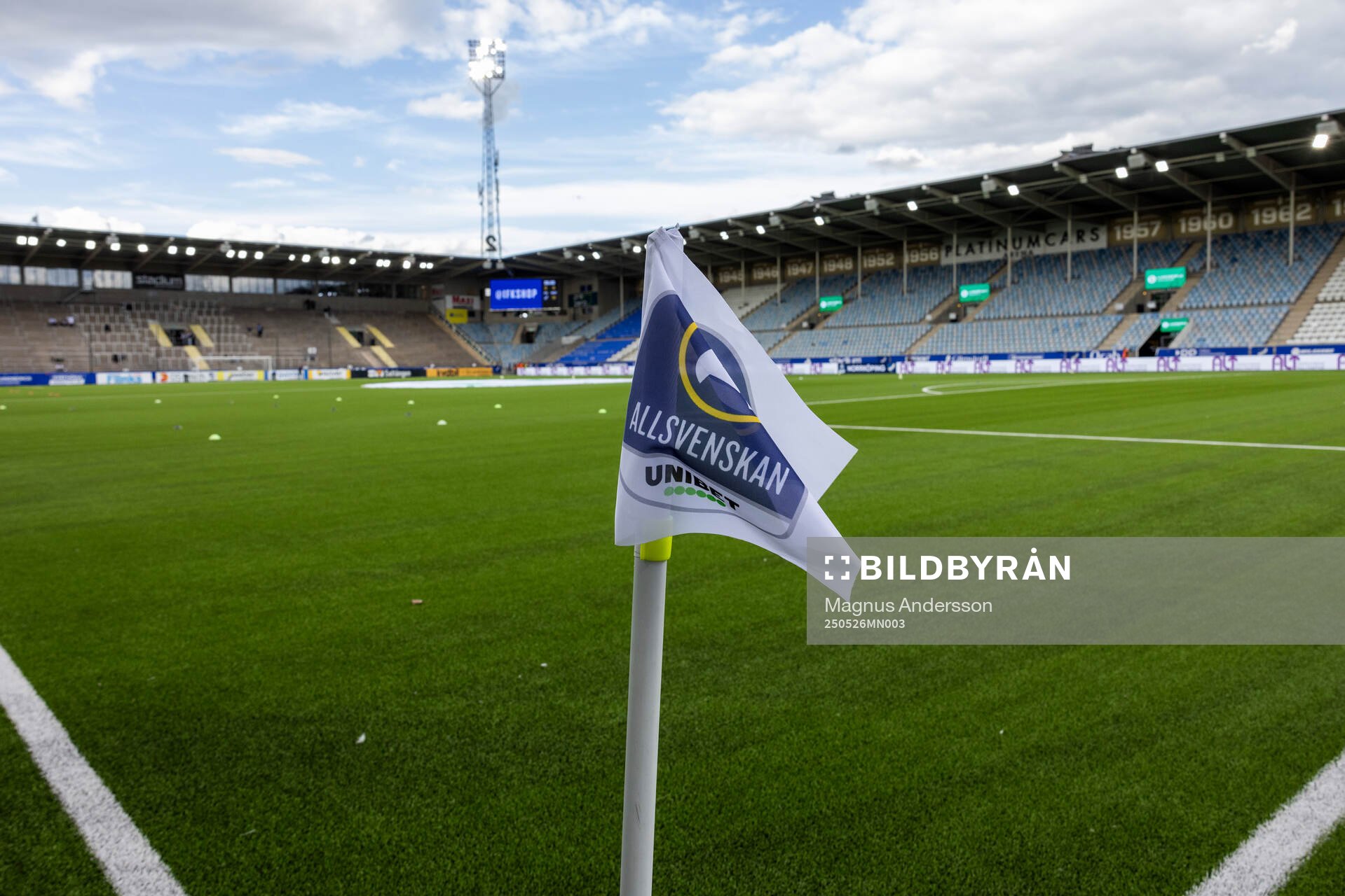 Hörnflagga med texten Allsvenskan inför fotbollsmatchen i Allsvenskan mellan IFK Norrköping och Mjällby den 26 maj 2025 i Norrköping.