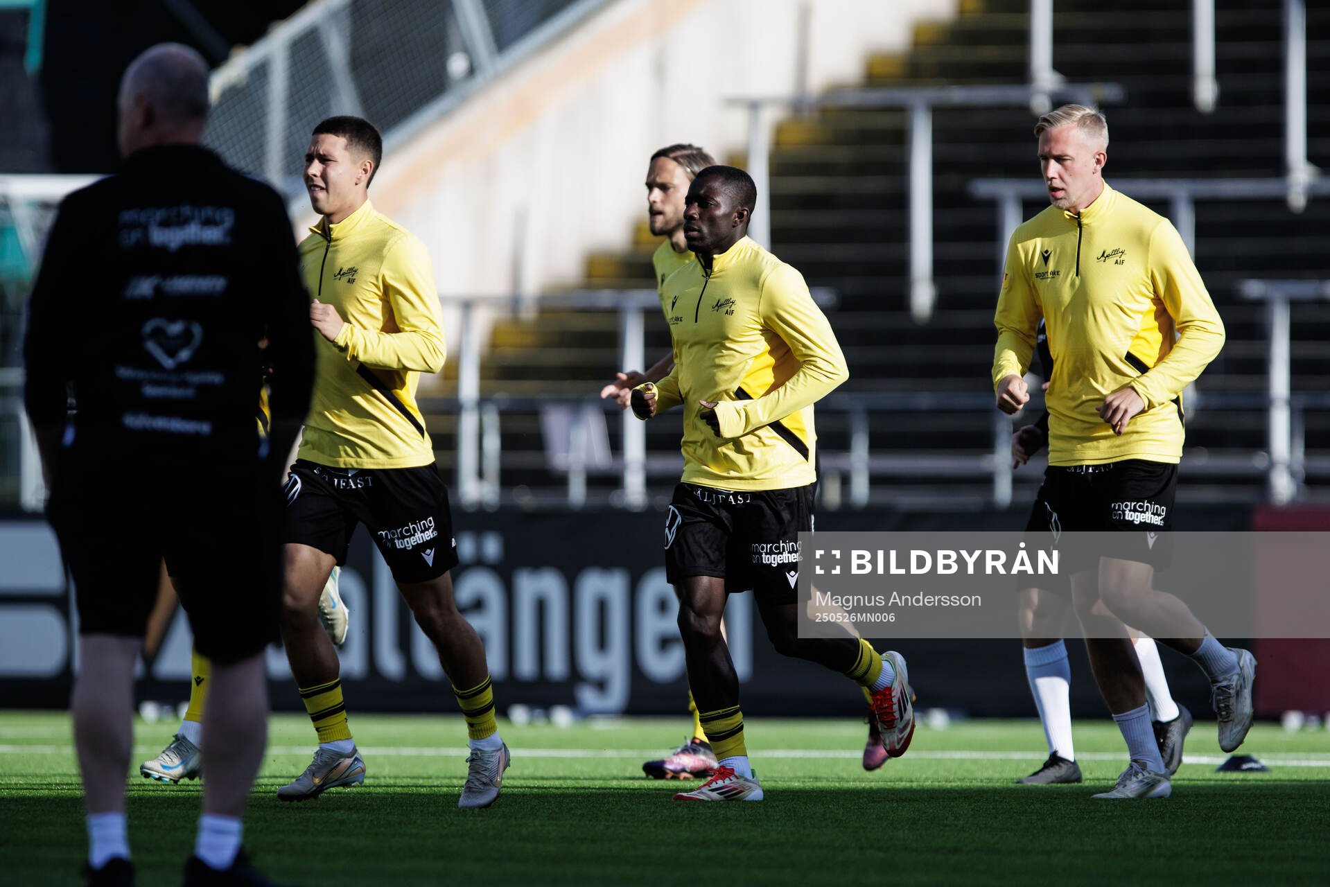 Mjällbys spelare inför fotbollsmatchen i Allsvenskan mellan IFK Norrköping och Mjällby den 26 maj 2025 i Norrköping. 