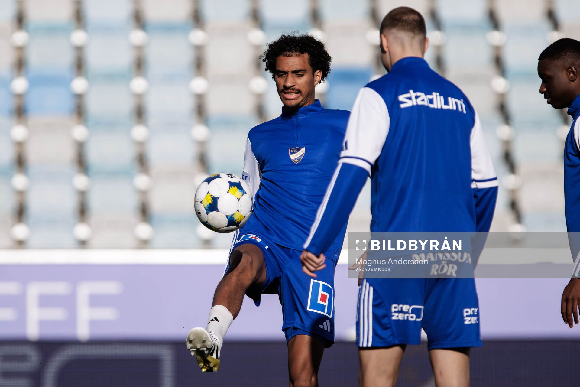 IFK Norrköpings Jesper Ceesay inför fotbollsmatchen i Allsvenskan mellan IFK Norrköping och Mjällby den 26 maj 2025 i Norrköping. 