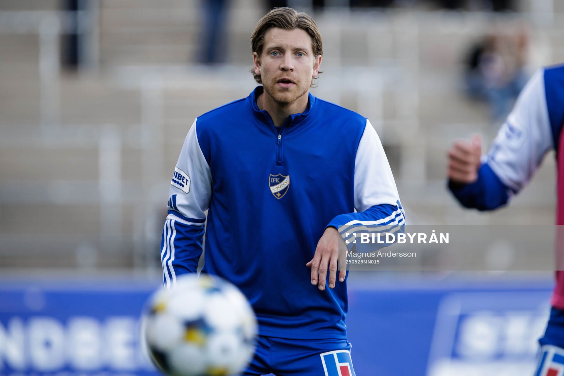 IFK Norrköpings Alexander Fransson inför fotbollsmatchen i Allsvenskan mellan IFK Norrköping och Mjällby den 26 maj 2025 i Norrköping.