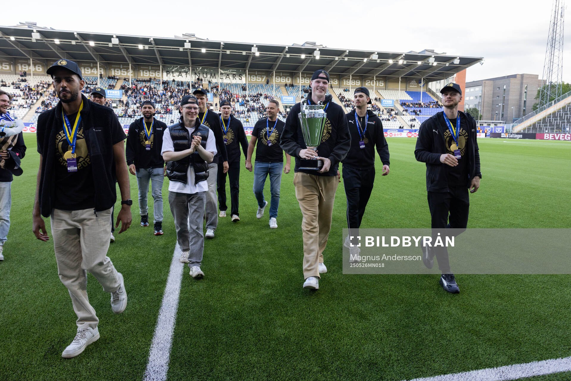 Norrköping Dolphins hyllas för sitt SM-guld i basket inför fotbollsmatchen i Allsvenskan mellan IFK Norrköping och Mjällby den 26 maj 2025 i Norrköping.