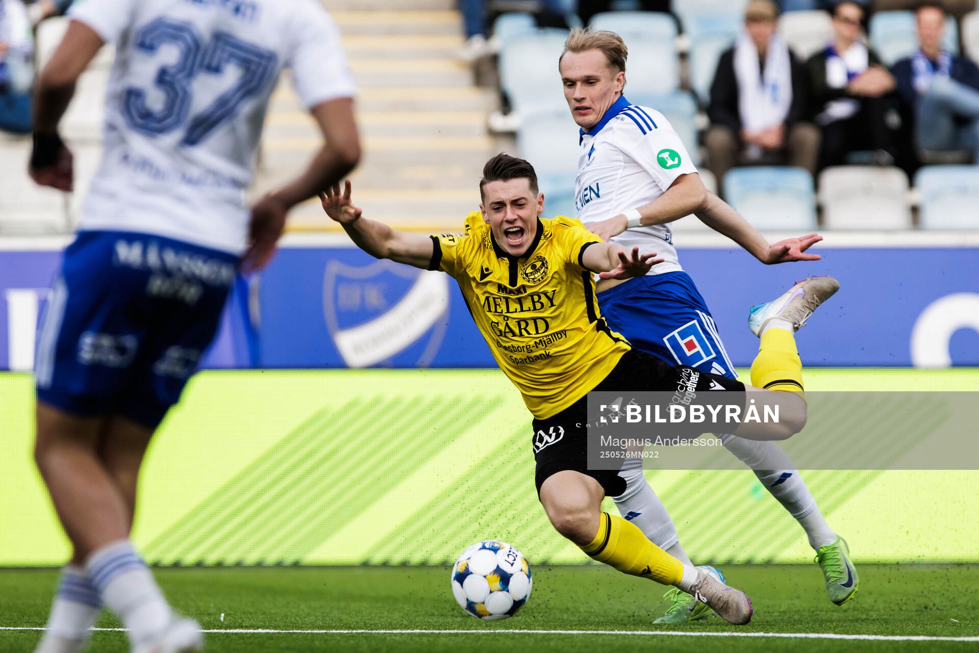 Mjällbys Elliot Stroud och IFK Norrköpings Marcus Baggesen under fotbollsmatchen i Allsvenskan mellan IFK Norrköping och Mjällby den 26 maj 2025 i Norrköping.