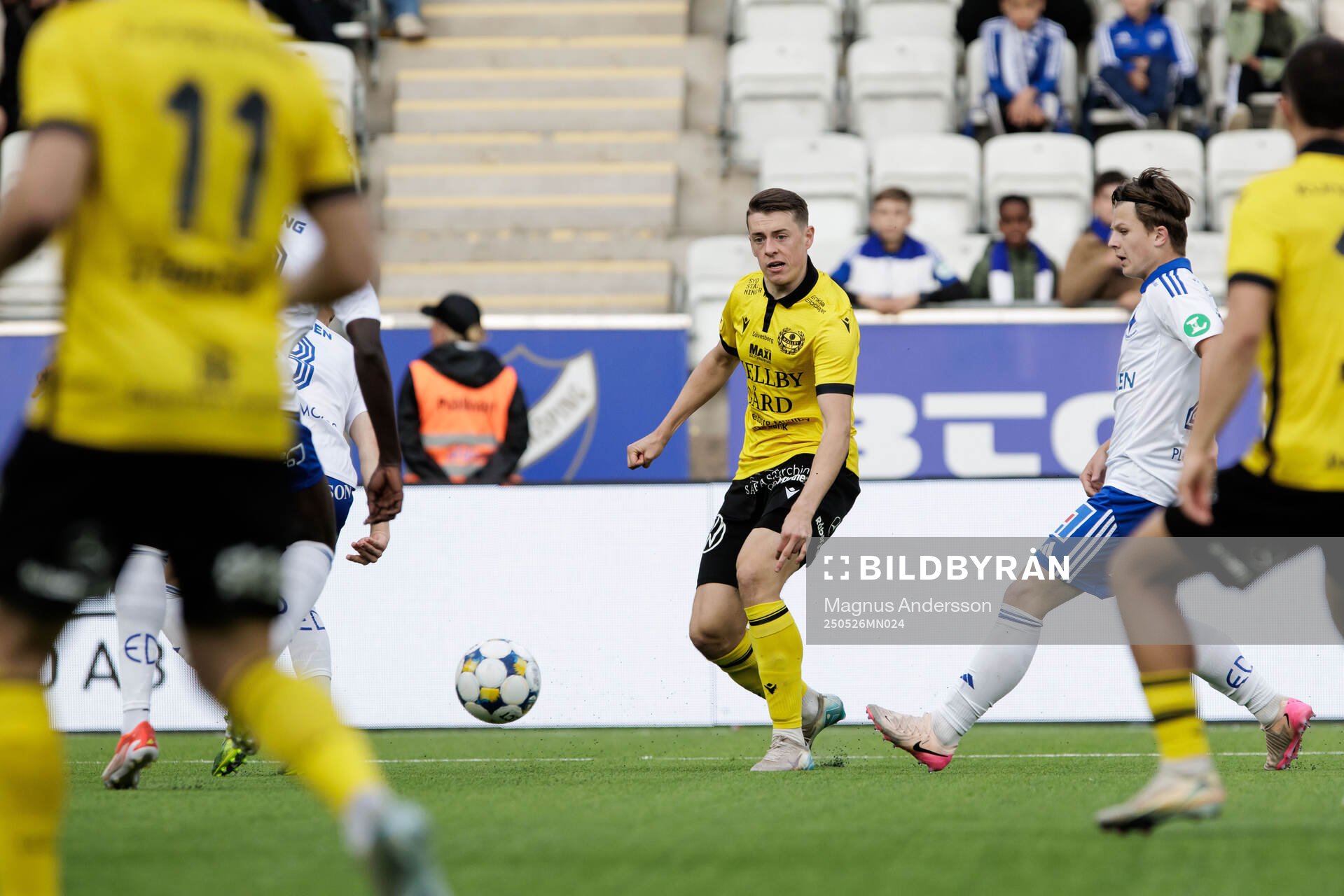 Mjällbys Elliot Stroud och IFK Norrköpings Axel Brönner under fotbollsmatchen i Allsvenskan mellan IFK Norrköping och Mjällby den 26 maj 2025 i Norrköping.