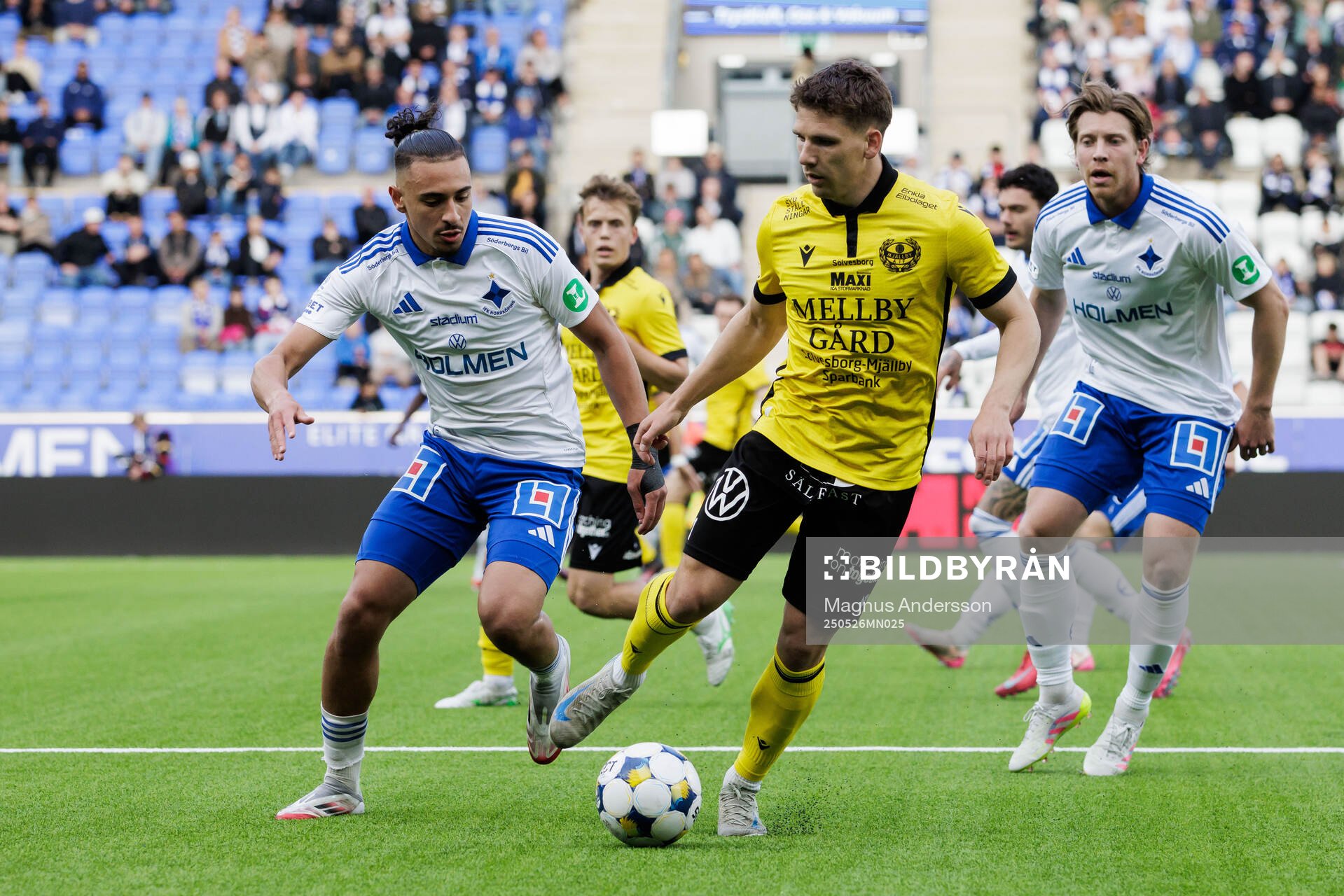 IFK Norrköpings Moutaz Neffati och Mjällbys Timo Stavitski under fotbollsmatchen i Allsvenskan mellan IFK Norrköping och Mjällby den 26 maj 2025 i Norrköping.