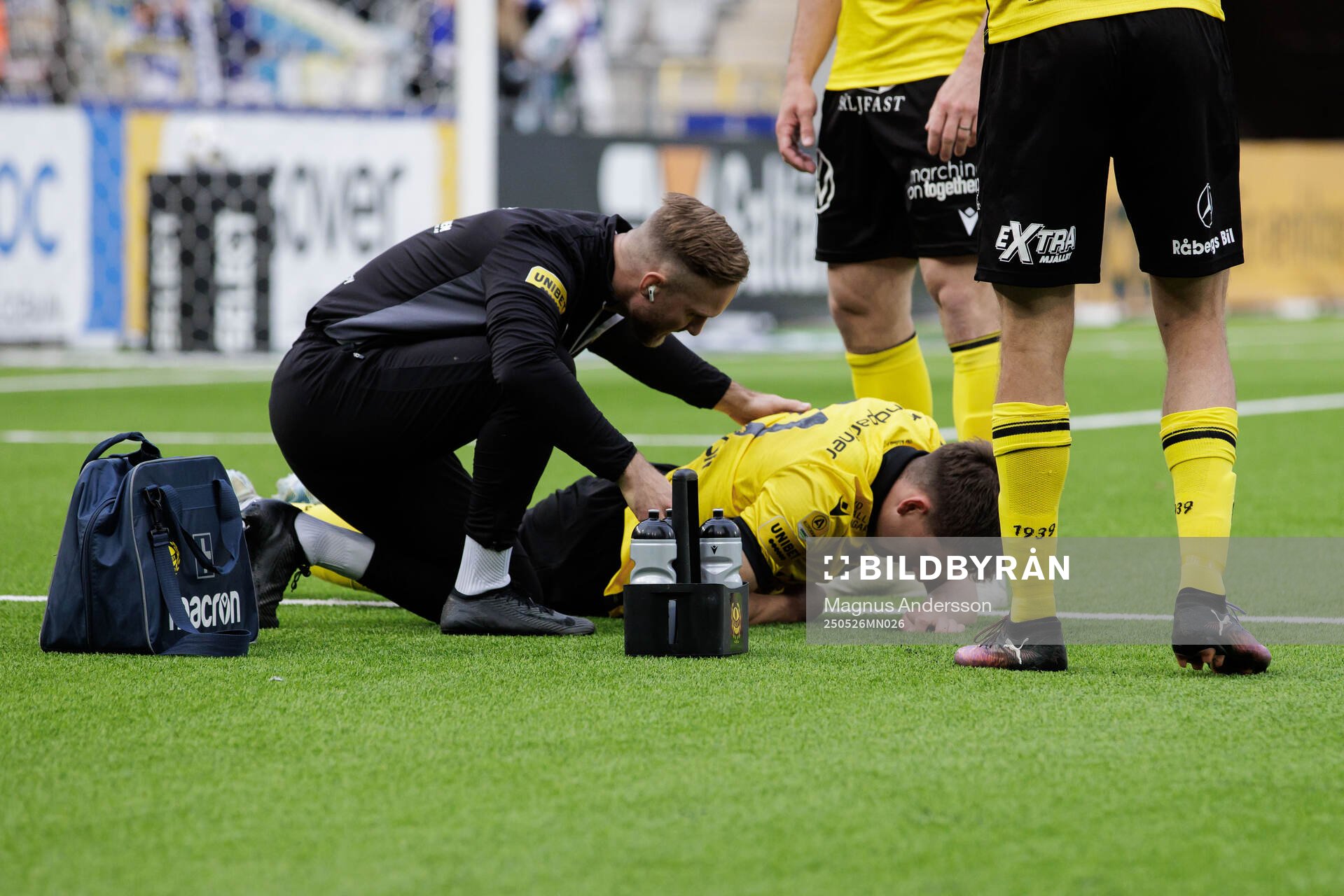 Mjällbys Timo Stavitski får vård under fotbollsmatchen i Allsvenskan mellan IFK Norrköping och Mjällby den 26 maj 2025 i Norrköping.