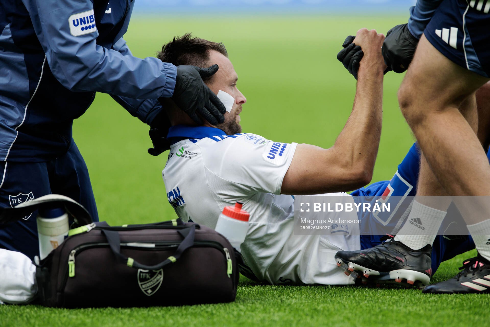 IFK Norrköpings Max Watson får vård under fotbollsmatchen i Allsvenskan mellan IFK Norrköping och Mjällby den 26 maj 2025 i Norrköping.