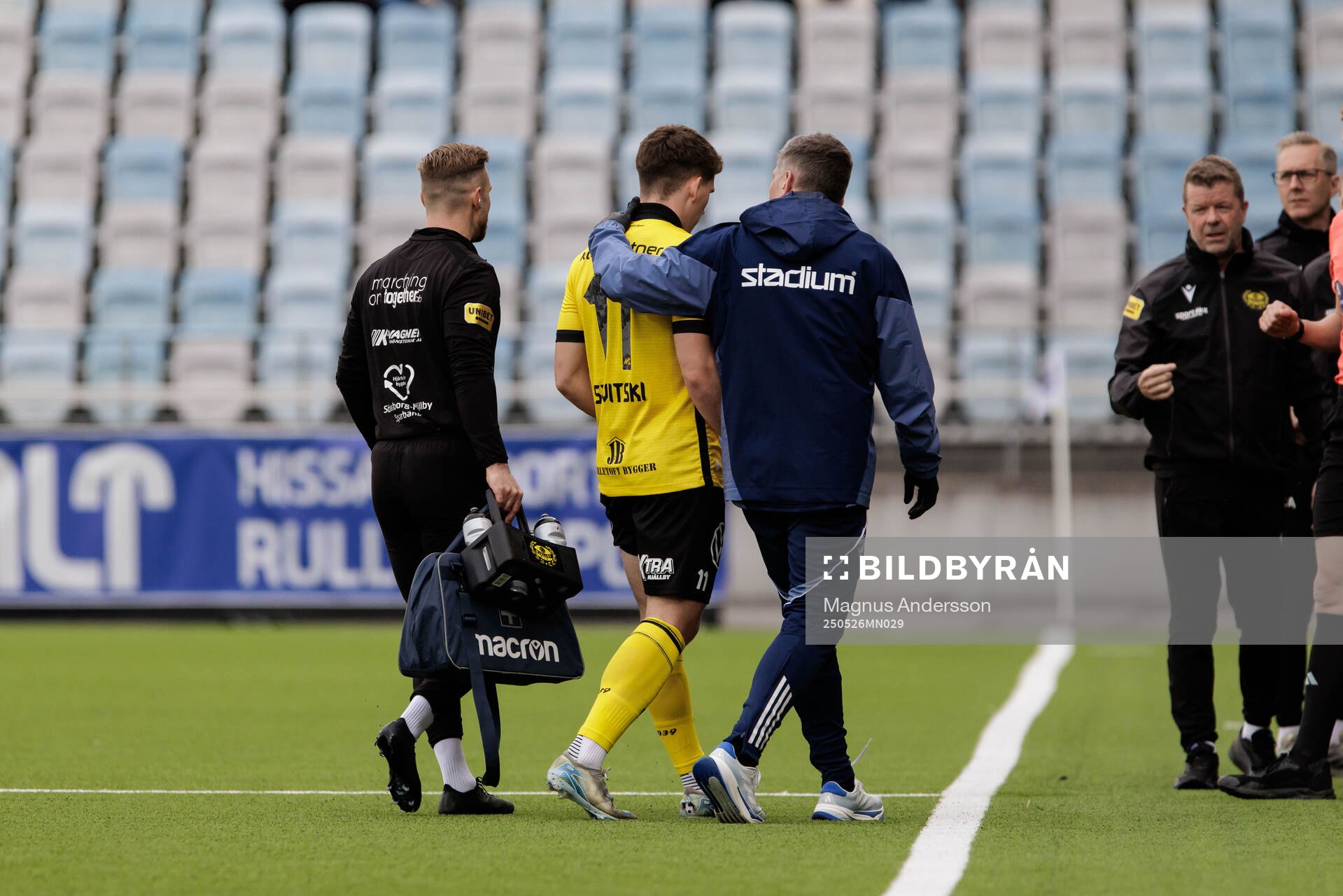 Mjällbys Timo Stavitski har ont och får vård under fotbollsmatchen i Allsvenskan mellan IFK Norrköping och Mjällby den 26 maj 2025 i Norrköping.