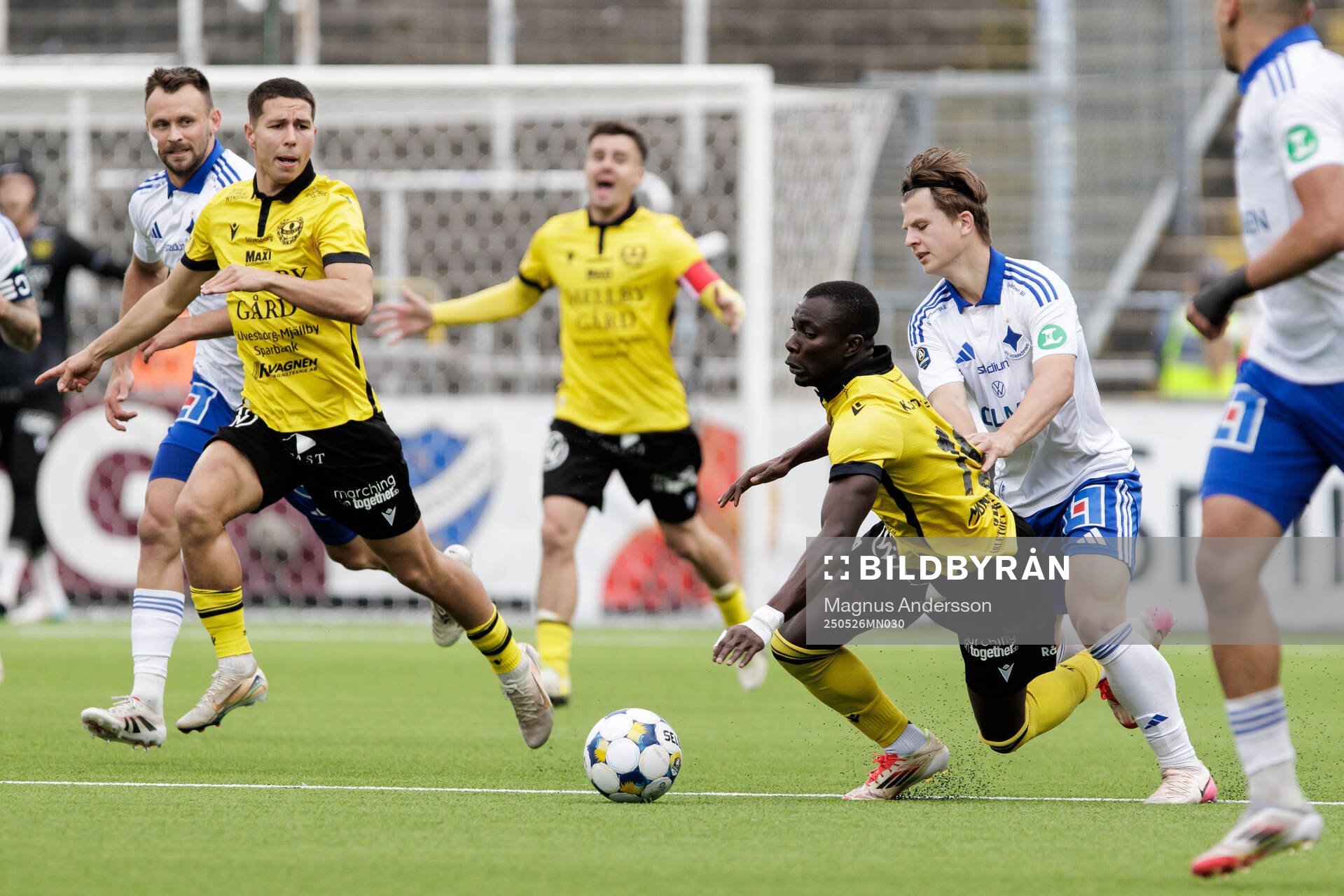 Mjällbys Abdoulie Manneh och IFK Norrköpings Axel Brönner under fotbollsmatchen i Allsvenskan mellan IFK Norrköping och Mjällby den 26 maj 2025 i Norrköping.