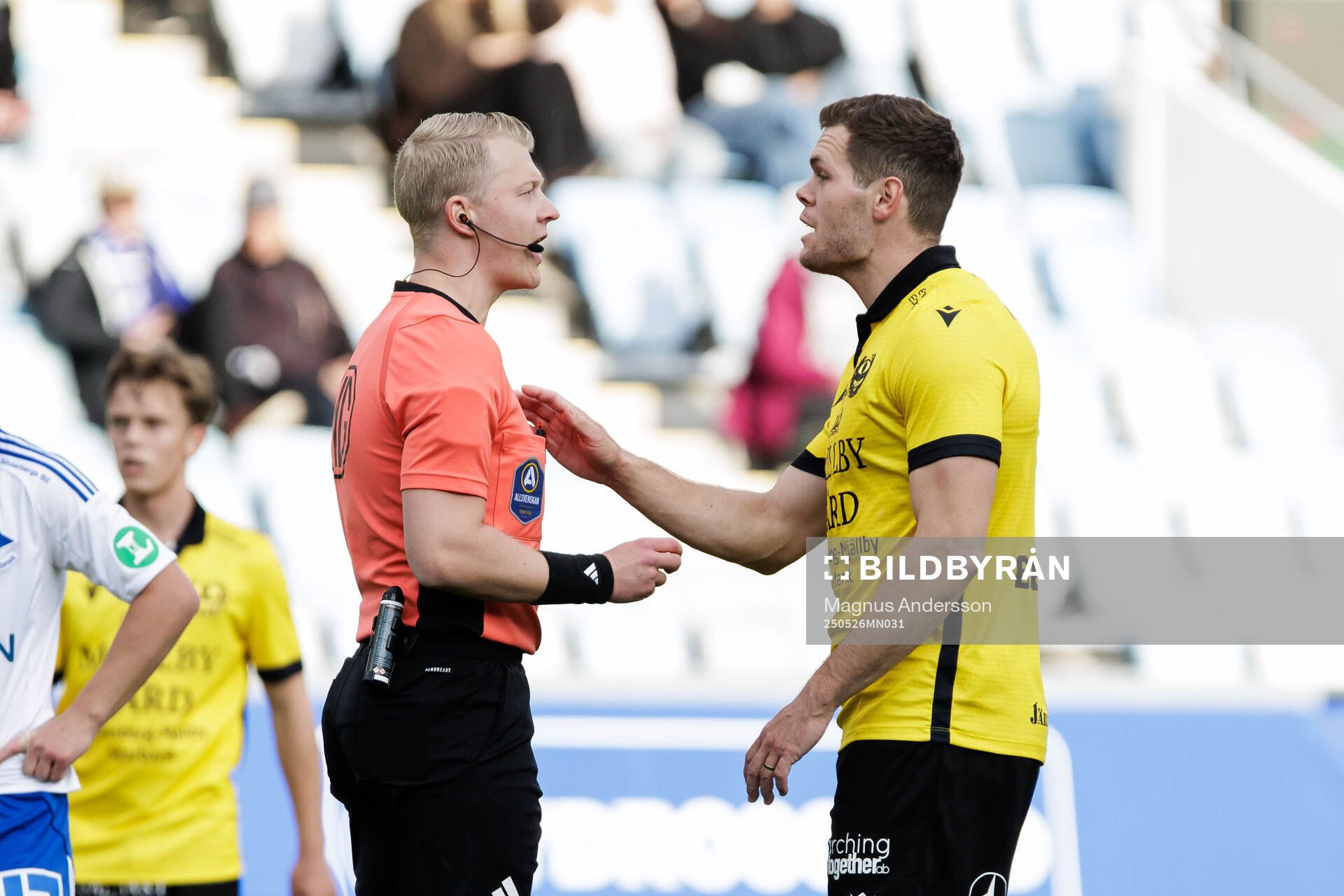 Domare Adam Ladebäck och Mjällbys Jacob Bergström