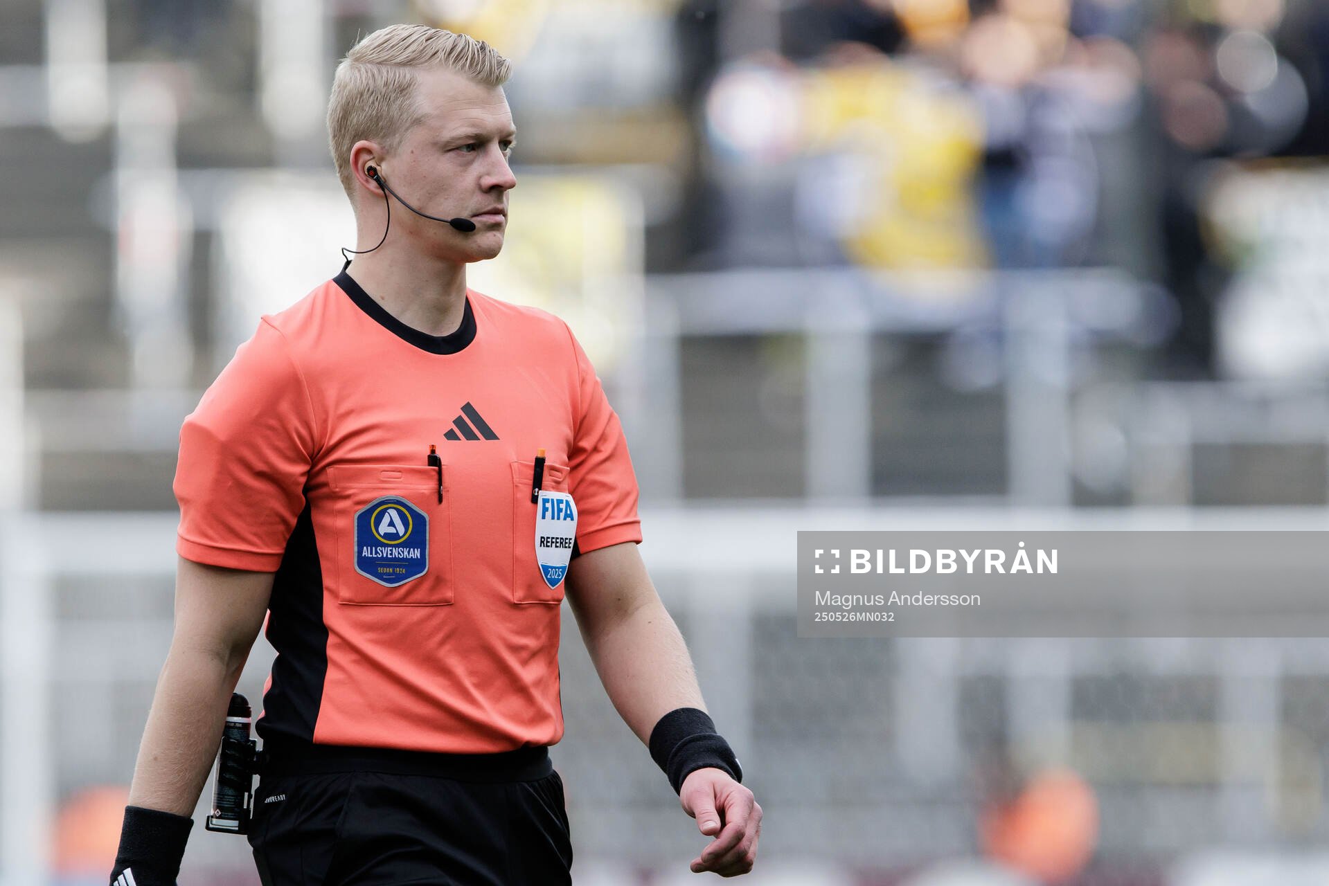 Domare Adam Ladebäck under fotbollsmatchen i Allsvenskan mellan IFK Norrköping och Mjällby den 26 maj 2025 i Norrköping. 