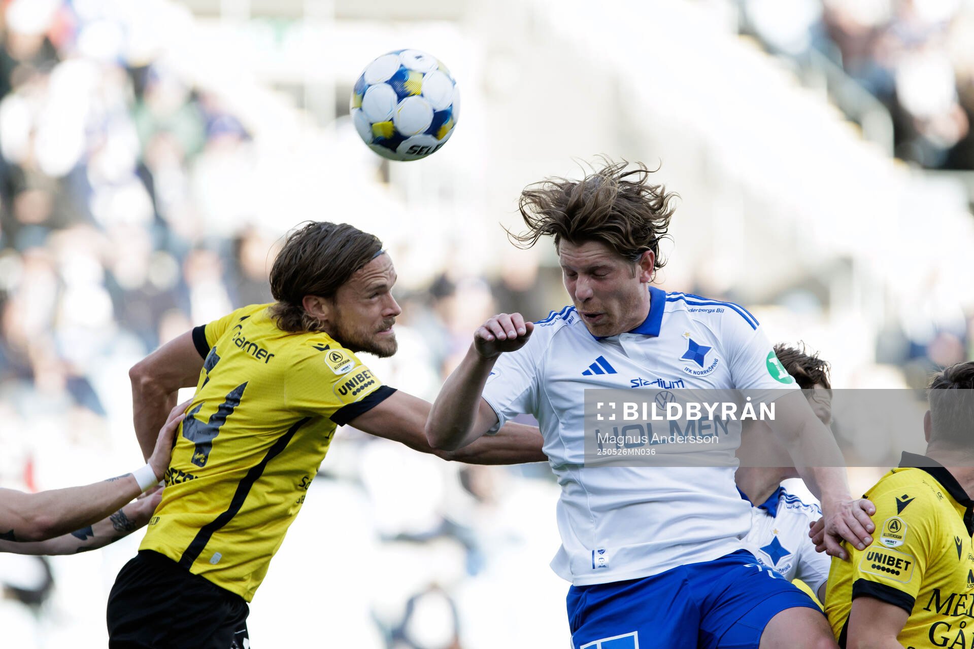 Mjällbys Tom Pettersson och IFK Norrköpings Alexander Fransson under fotbollsmatchen i Allsvenskan mellan IFK Norrköping och Mjällby den 26 maj 2025 i Norrköping.
