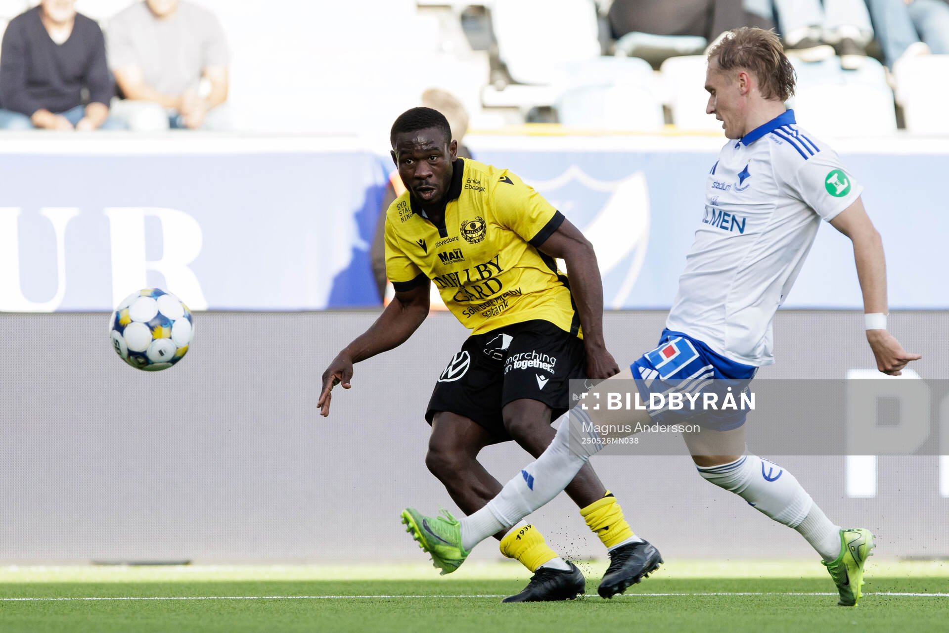 Mjällbys Uba Charles Nwokoma och IFK Norrköpings Marcus