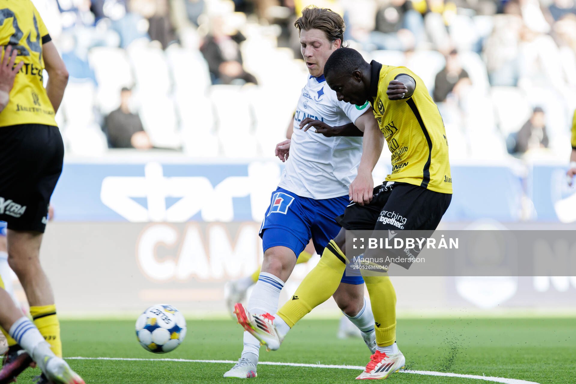 IFK Norrköpings Alexander Fransson och Mjällbys Abdoulie Manneh under fotbollsmatchen i Allsvenskan mellan IFK Norrköping och Mjällby den 26 maj 2025 i Norrköping.