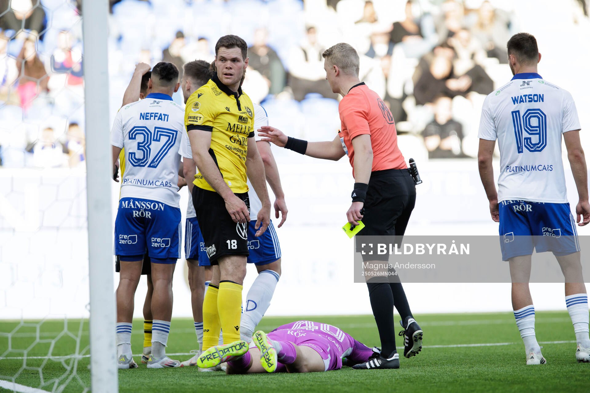 Mjällbys Jacob Bergström tilldelas gult kort under fotbollsmatchen i Allsvenskan mellan IFK Norrköping och Mjällby den 26 maj 2025 i Norrköping.
