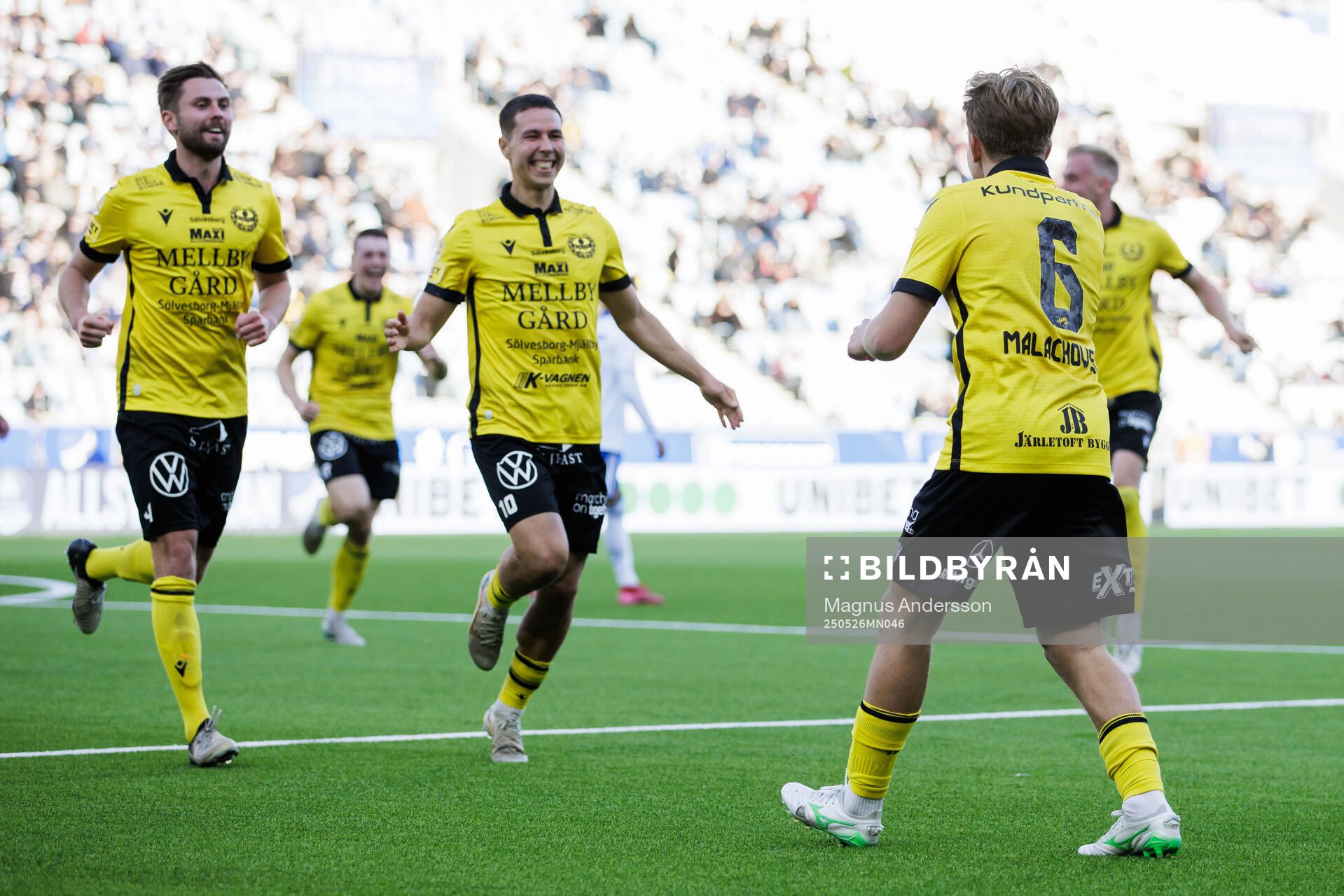 Mjällbys Ludwig Malachowski Thorell jublar med Axel Norén och Nicklas Røjkjær efter 0-1 under fotbollsmatchen i Allsvenskan mellan IFK Norrköping och Mjällby den 26 maj 2025 i Norrköping.