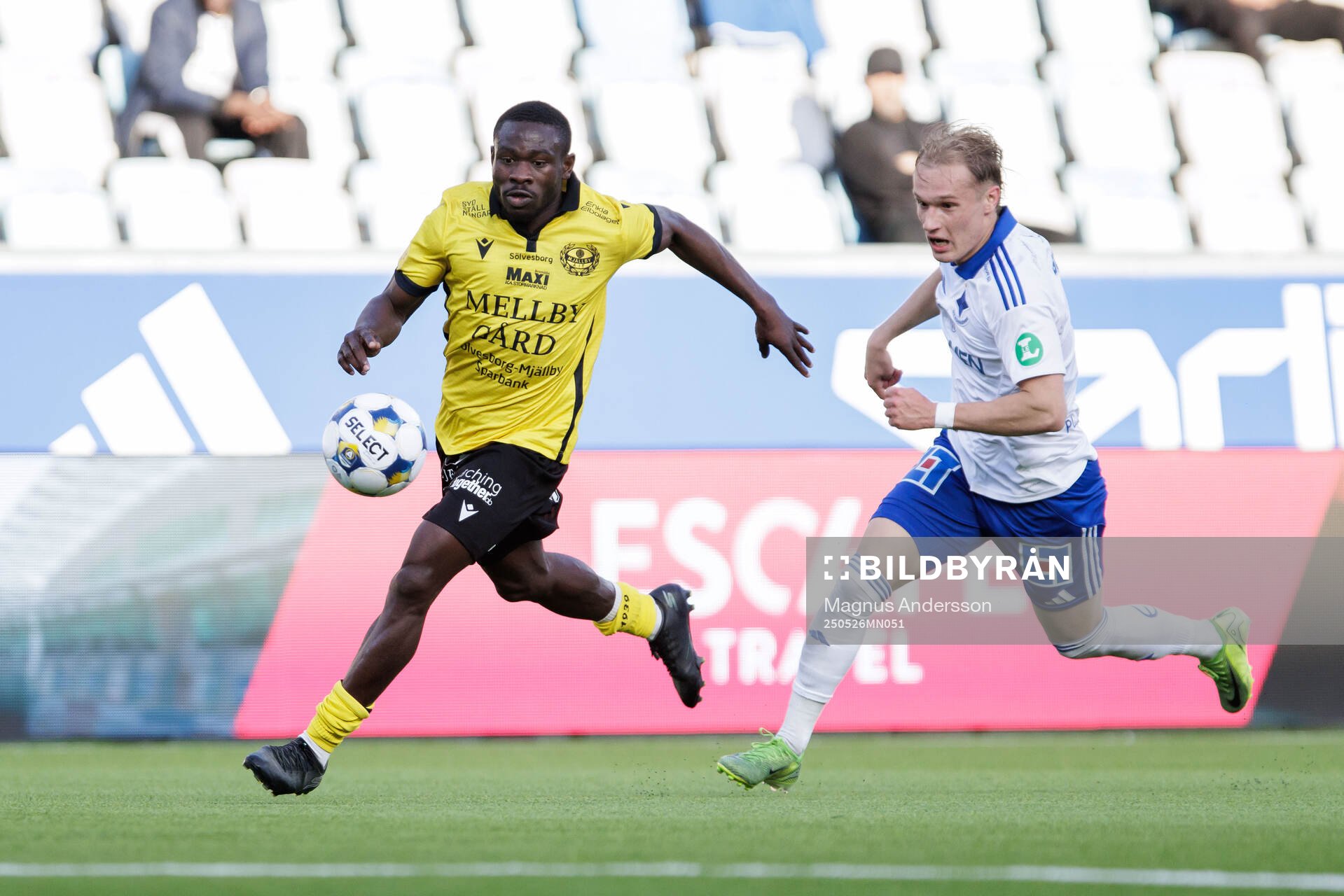 Mjällbys Uba Charles Nwokoma och IFK Norrköpings Marcus Baggesen under fotbollsmatchen i Allsvenskan mellan IFK Norrköping och Mjällby den 26 maj 2025 i Norrköping.