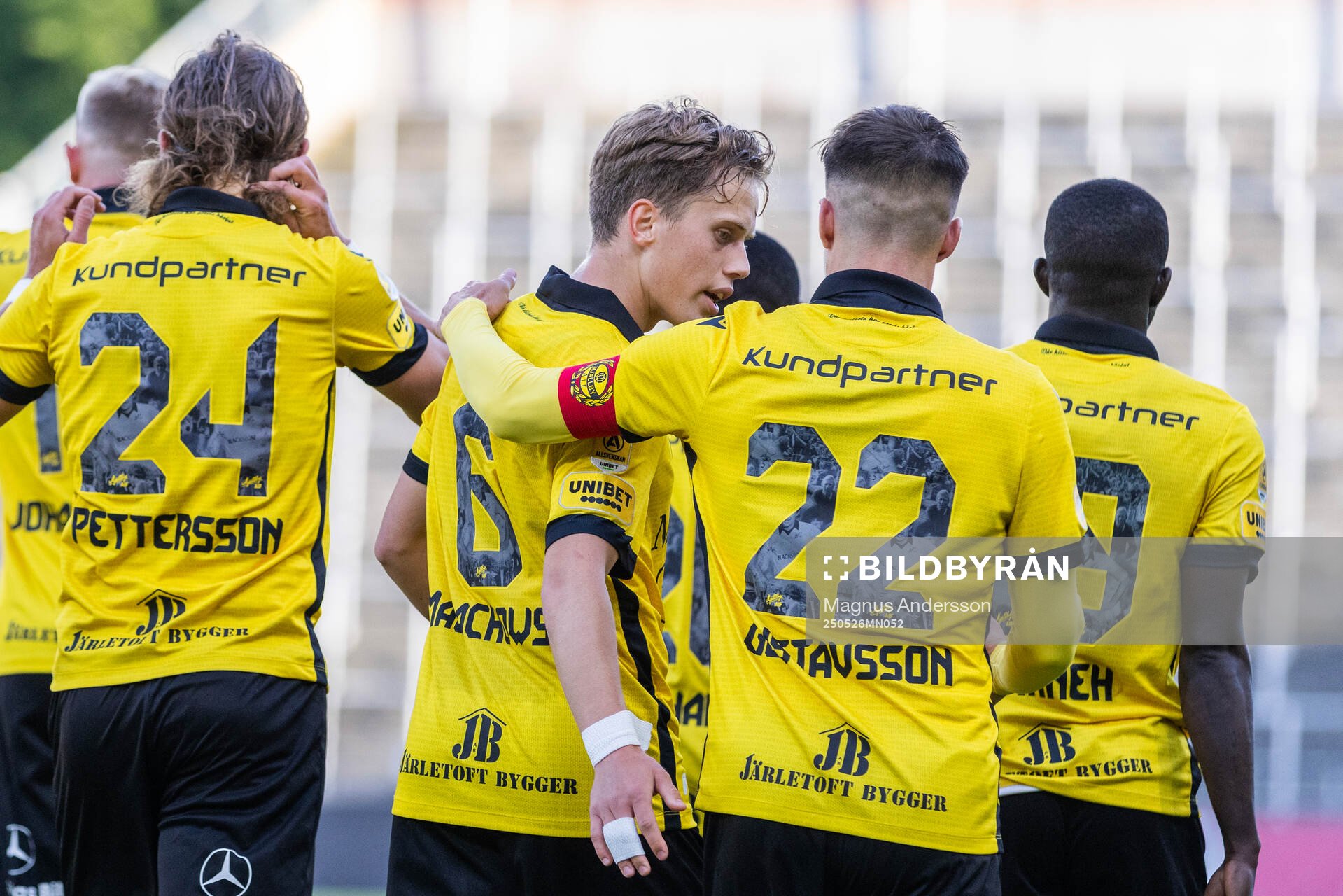 Mjällbys Ludwig Malachowski Thorell jublar med lagkamrater efter 0-1 under fotbollsmatchen i Allsvenskan mellan IFK Norrköping och Mjällby den 26 maj 2025 i Norrköping.