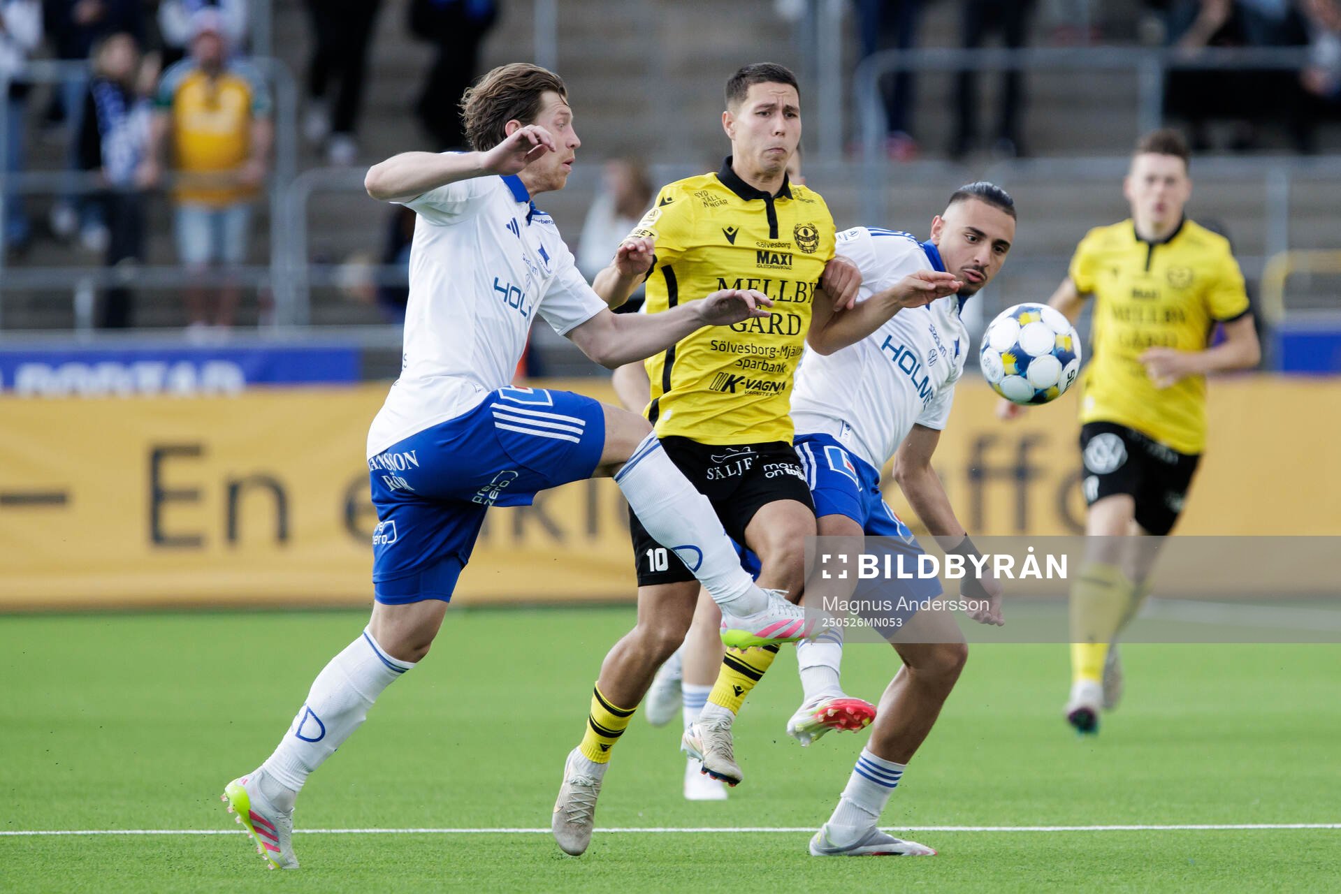 IFK Norrköpings Alexander Fransson och Moutaz Neffati mot Mjällbys Nicklas Røjkjær under fotbollsmatchen i Allsvenskan mellan IFK Norrköping och Mjällby den 26 maj 2025 i Norrköping.