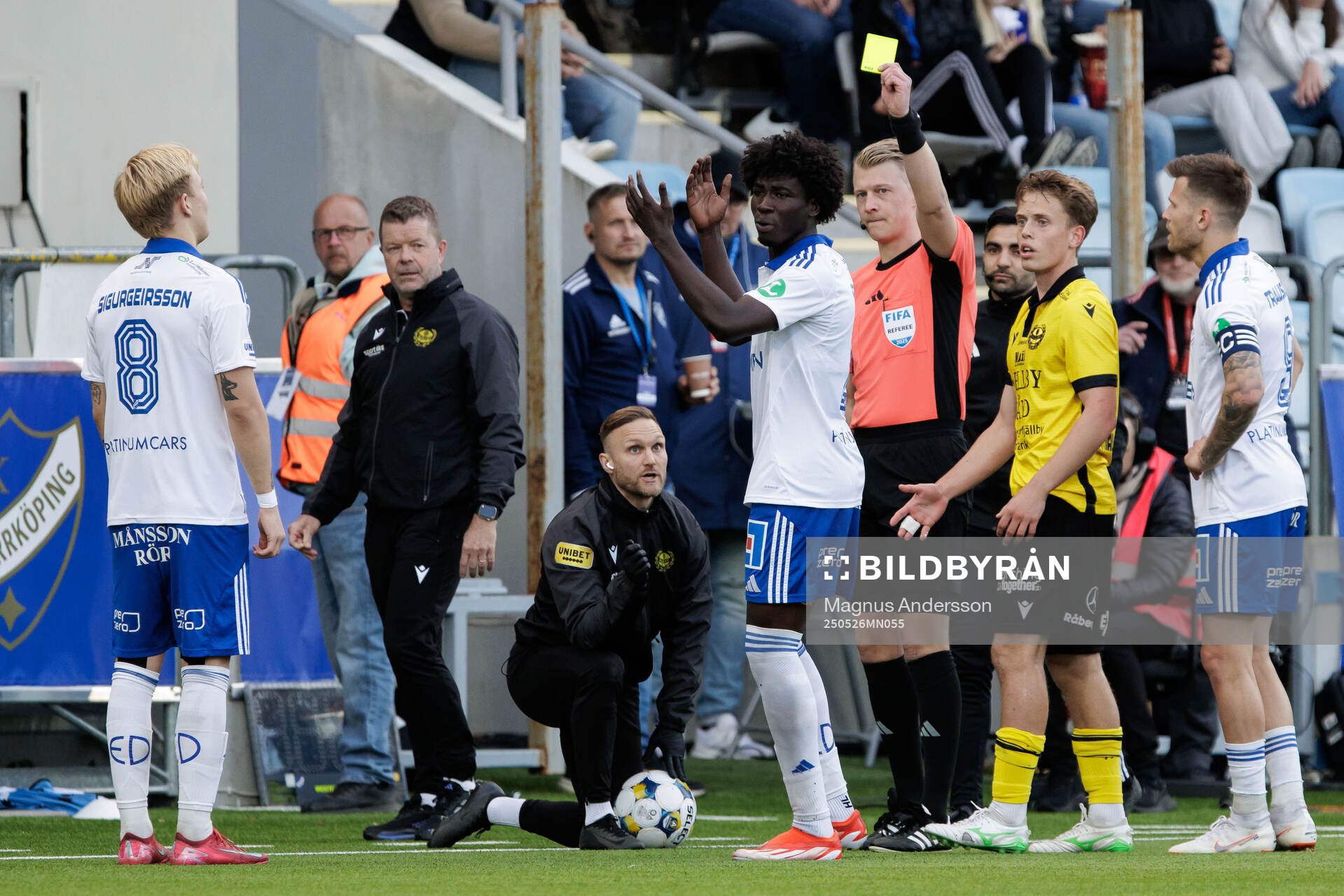 IFK Norrköpings Kojo Peprah Oppong tilldelas gult kort under fotbollsmatchen i Allsvenskan mellan IFK Norrköping och Mjällby den 26 maj 2025 i Norrköping.