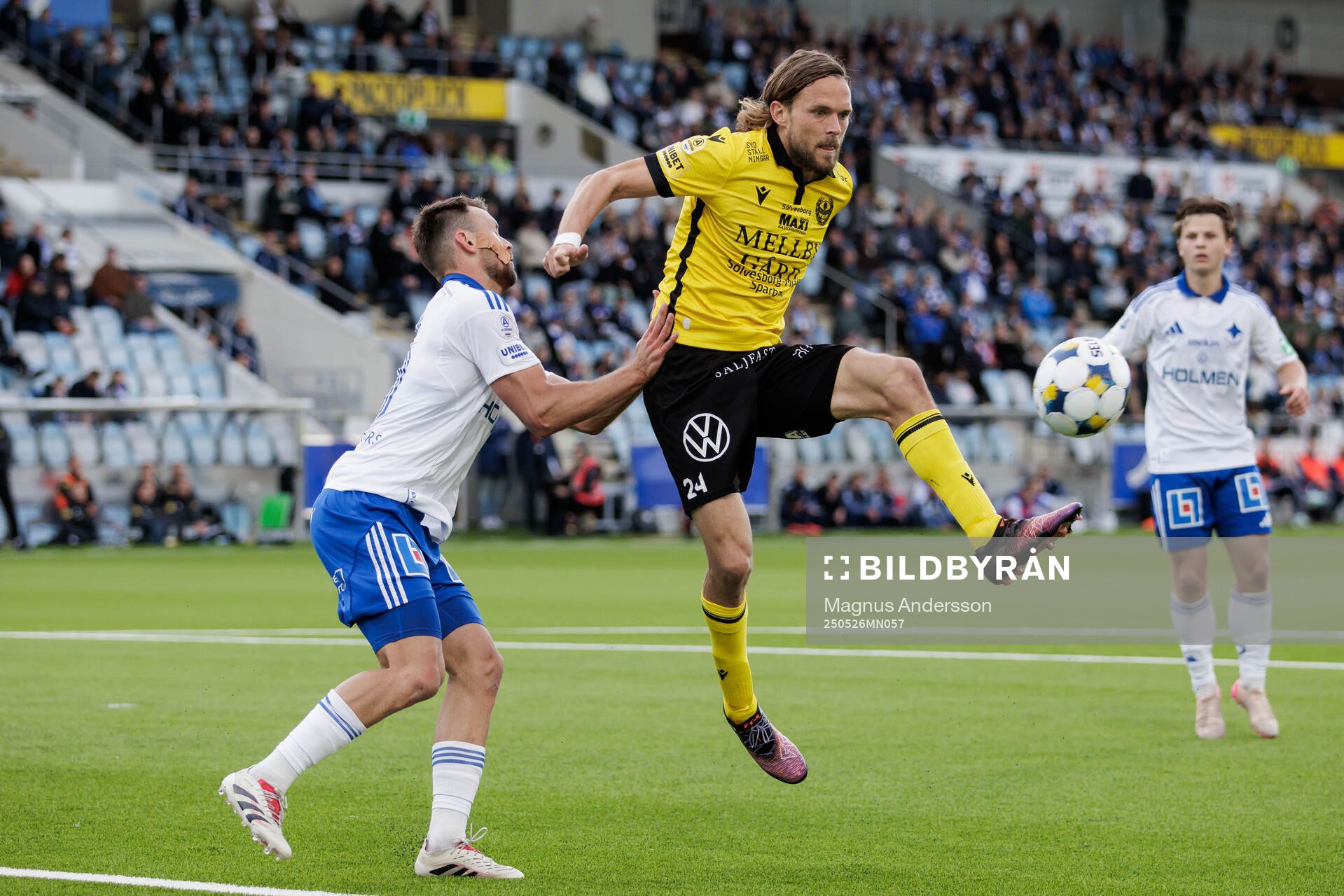 IFK Norrköpings Max Watson och Mjällbys Tom Pettersson under fotbollsmatchen i Allsvenskan mellan IFK Norrköping och Mjällby den 26 maj 2025 i Norrköping.