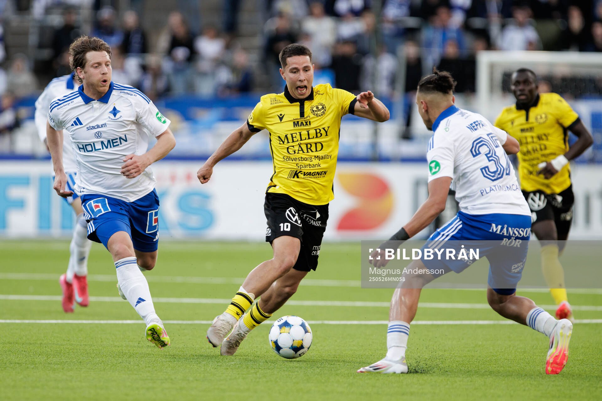 IFK Norrköpings Alexander Fransson och Moutaz Neffati mot Mjällbys Nicklas Røjkjær under fotbollsmatchen i Allsvenskan mellan IFK Norrköping och Mjällby den 26 maj 2025 i Norrköping.
