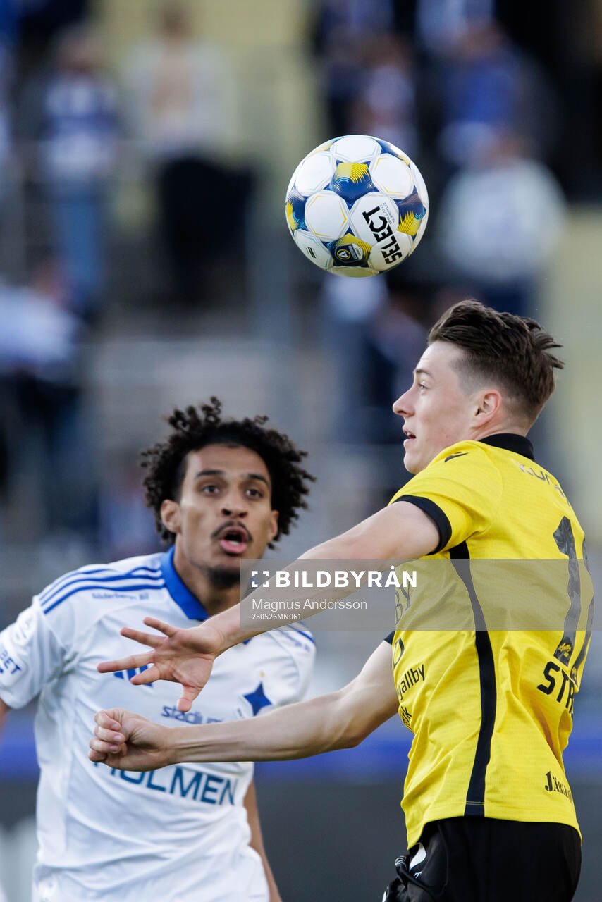 IFK Norrköpings Jesper Ceesay och Mjällbys Elliot Stroud under fotbollsmatchen i Allsvenskan mellan IFK Norrköping och Mjällby den 26 maj 2025 i Norrköping.
