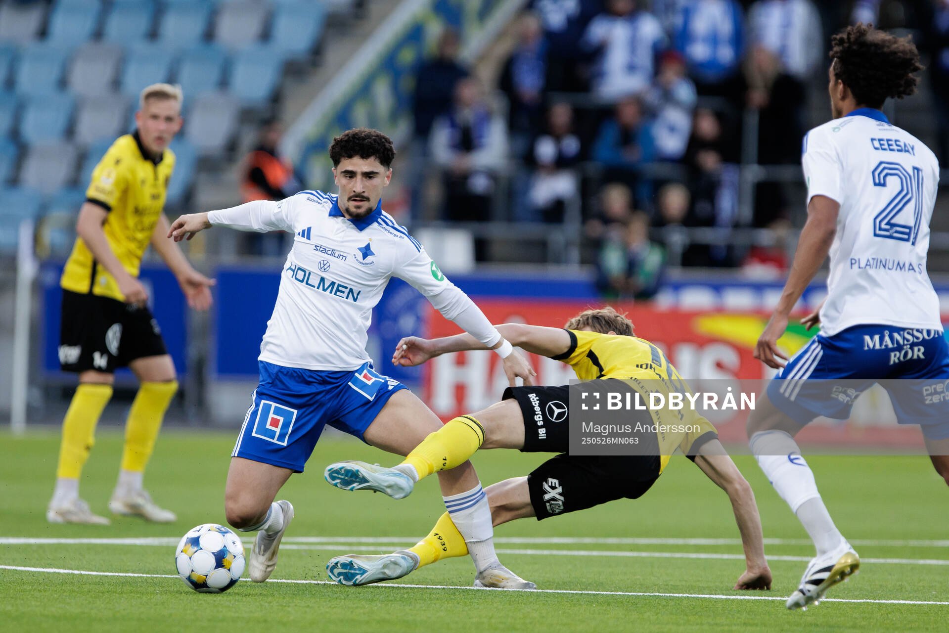 IFK Norrköpings Ismet Lushaku och Mjällbys Alexander Johansson under fotbollsmatchen i Allsvenskan mellan IFK Norrköping och Mjällby den 26 maj 2025 i Norrköping.