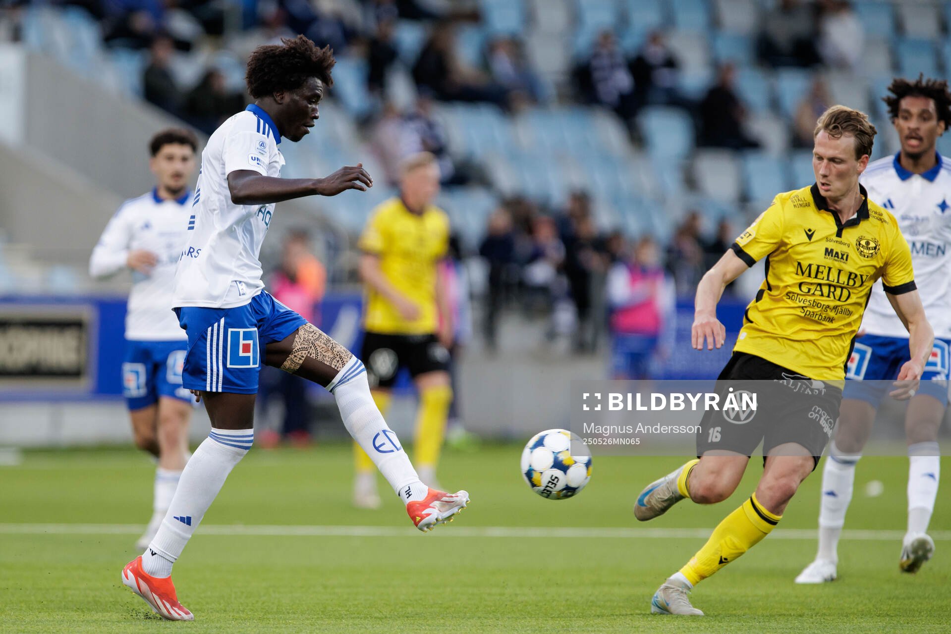IFK Norrköpings Kojo Peprah Oppong och Mjällbys Alexander Johansson under fotbollsmatchen i Allsvenskan mellan IFK Norrköping och Mjällby den 26 maj 2025 i Norrköping.