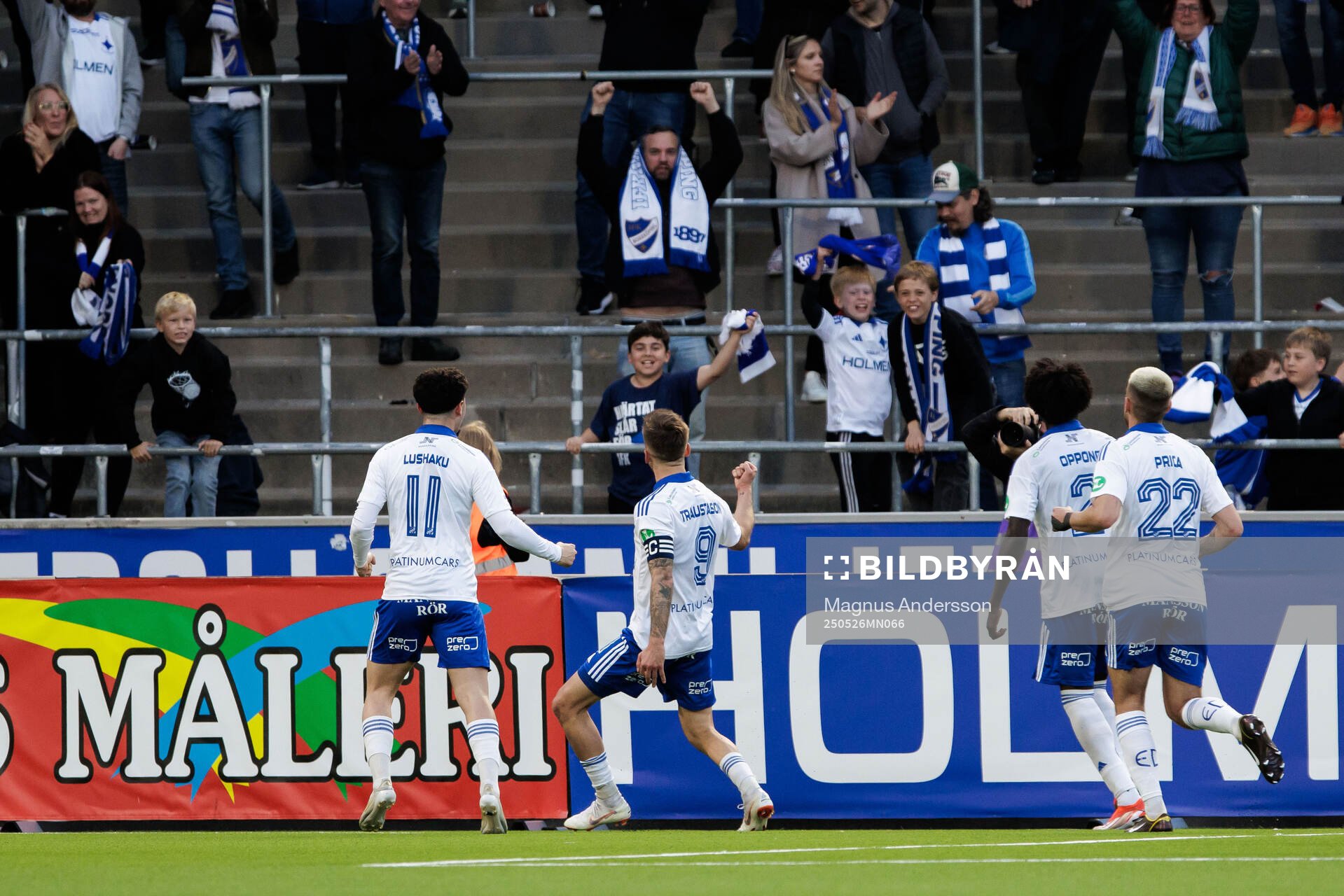 IFK Norrköpings Arnor Traustason jublar med supportrar