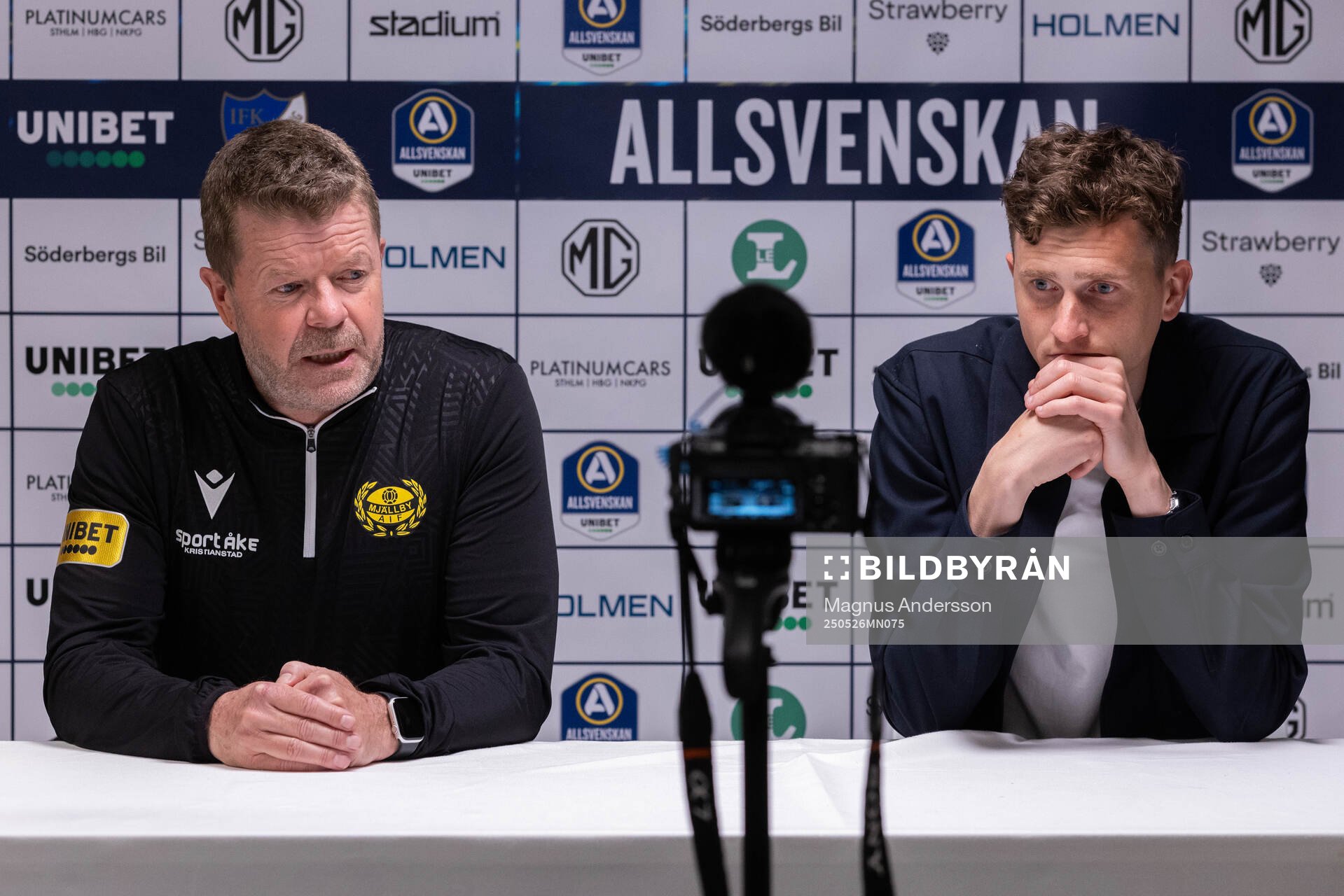Mjällbys tränare Anders Torstensson och IFK Norrköpings tränare Martin Falk under presskonferensen efter fotbollsmatchen i Allsvenskan mellan IFK Norrköping och Mjällby den 26 maj 2025 i Norrköping.