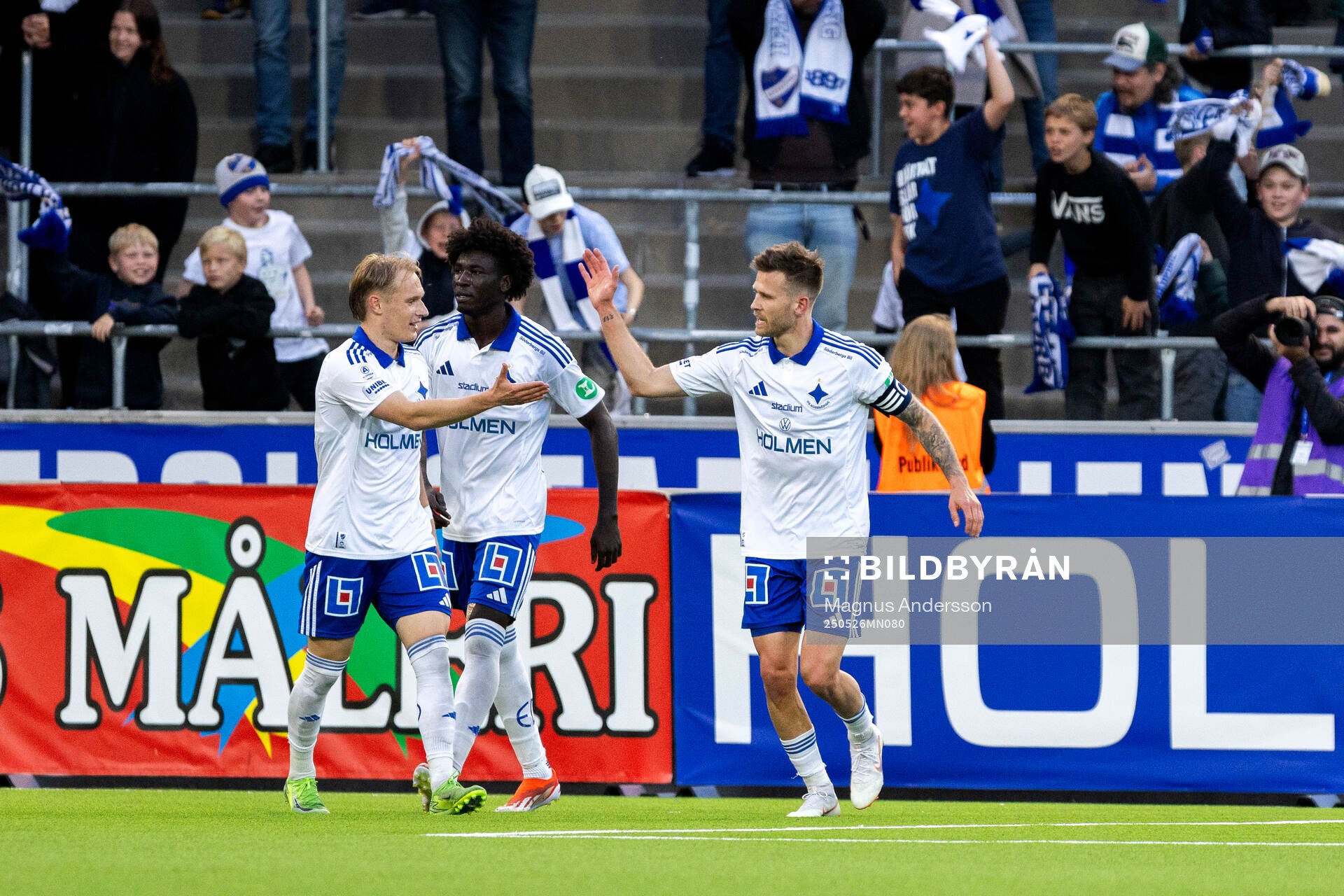 IFK Norrköpings Marcus Baggesen, Kojo Peprah Oppong och Arnor Traustason jublar efter 1-1 under fotbollsmatchen i Allsvenskan mellan IFK Norrköping och Mjällby den 26 maj 2025 i Norrköping.