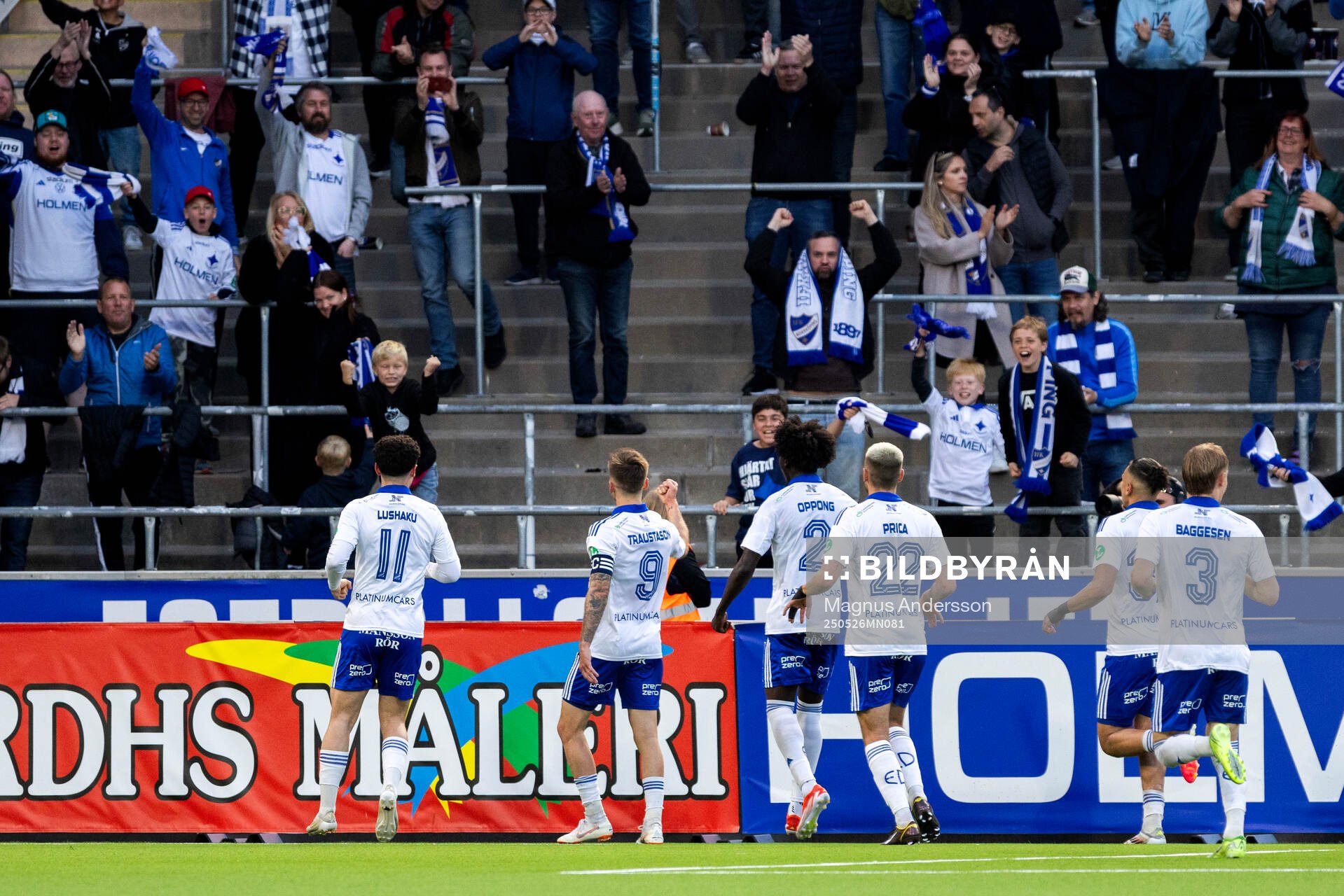 IFK Norrköpings Arnor Traustason jublar med publiken efter 1-1 under fotbollsmatchen i Allsvenskan mellan IFK Norrköping och Mjällby den 26 maj 2025 i Norrköping.