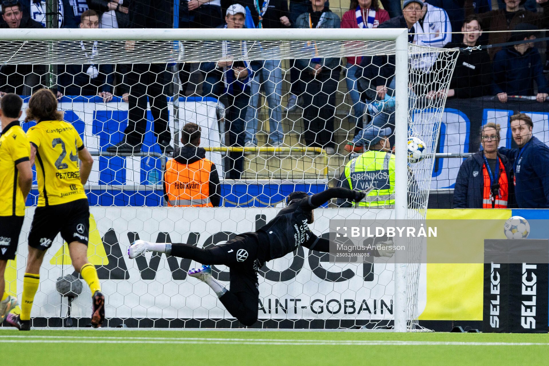 Mjällbys målvakt Noel Törnqvist släpper in 1-1 målet under fotbollsmatchen i Allsvenskan mellan IFK Norrköping och Mjällby den 26 maj 2025 i Norrköping.