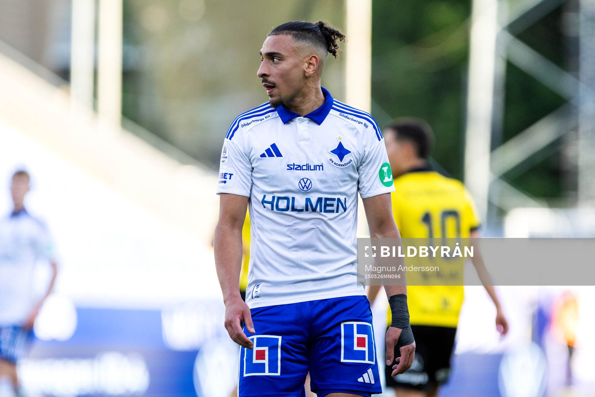 IFK Norrköpings Moutaz Neffati under fotbollsmatchen i Allsvenskan mellan IFK Norrköping och Mjällby den 26 maj 2025 i Norrköping.