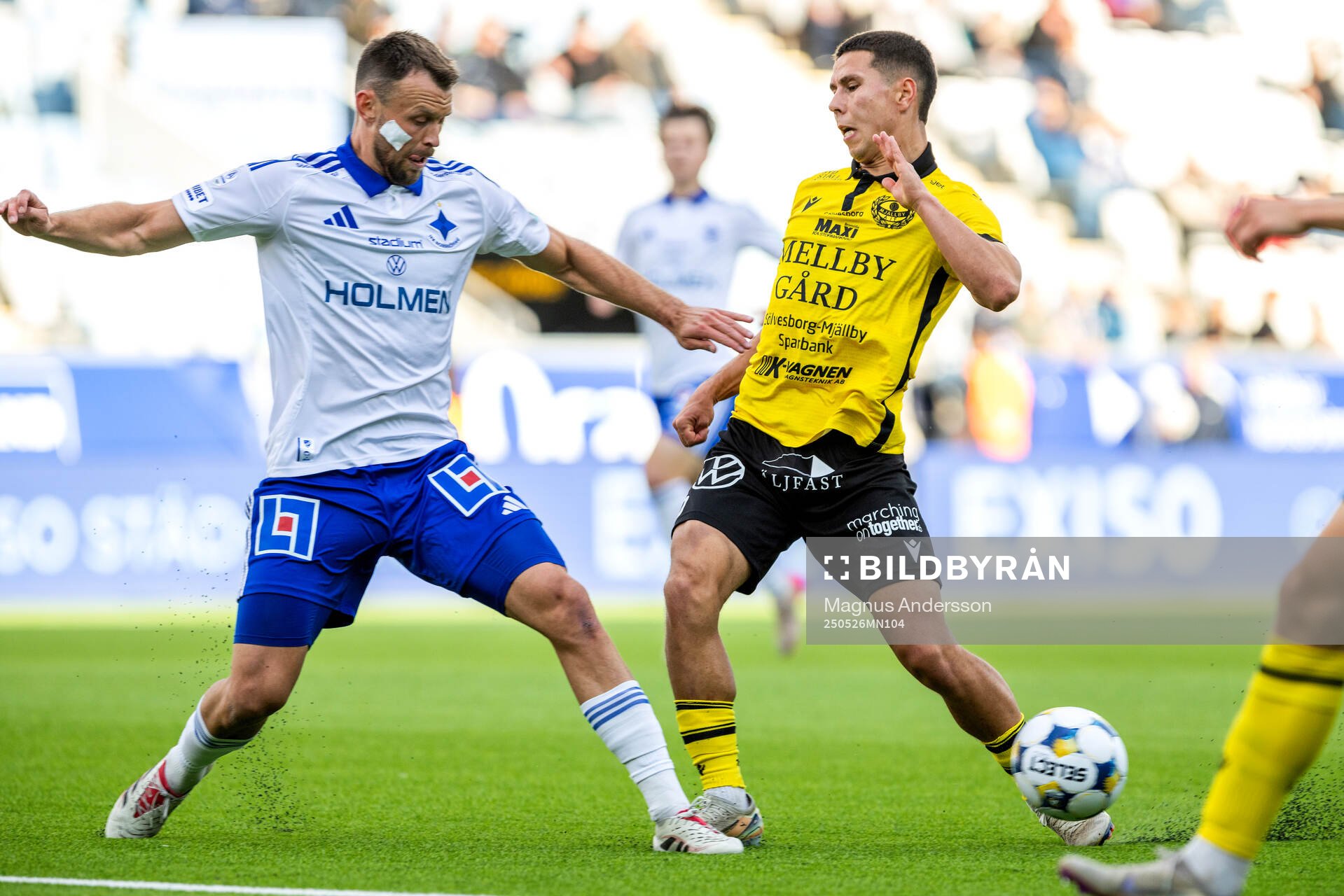 IFK Norrköpings Max Watson och Mjällbys Nicklas Røjkjær under fotbollsmatchen i Allsvenskan mellan IFK Norrköping och Mjällby den 26 maj 2025 i Norrköping.