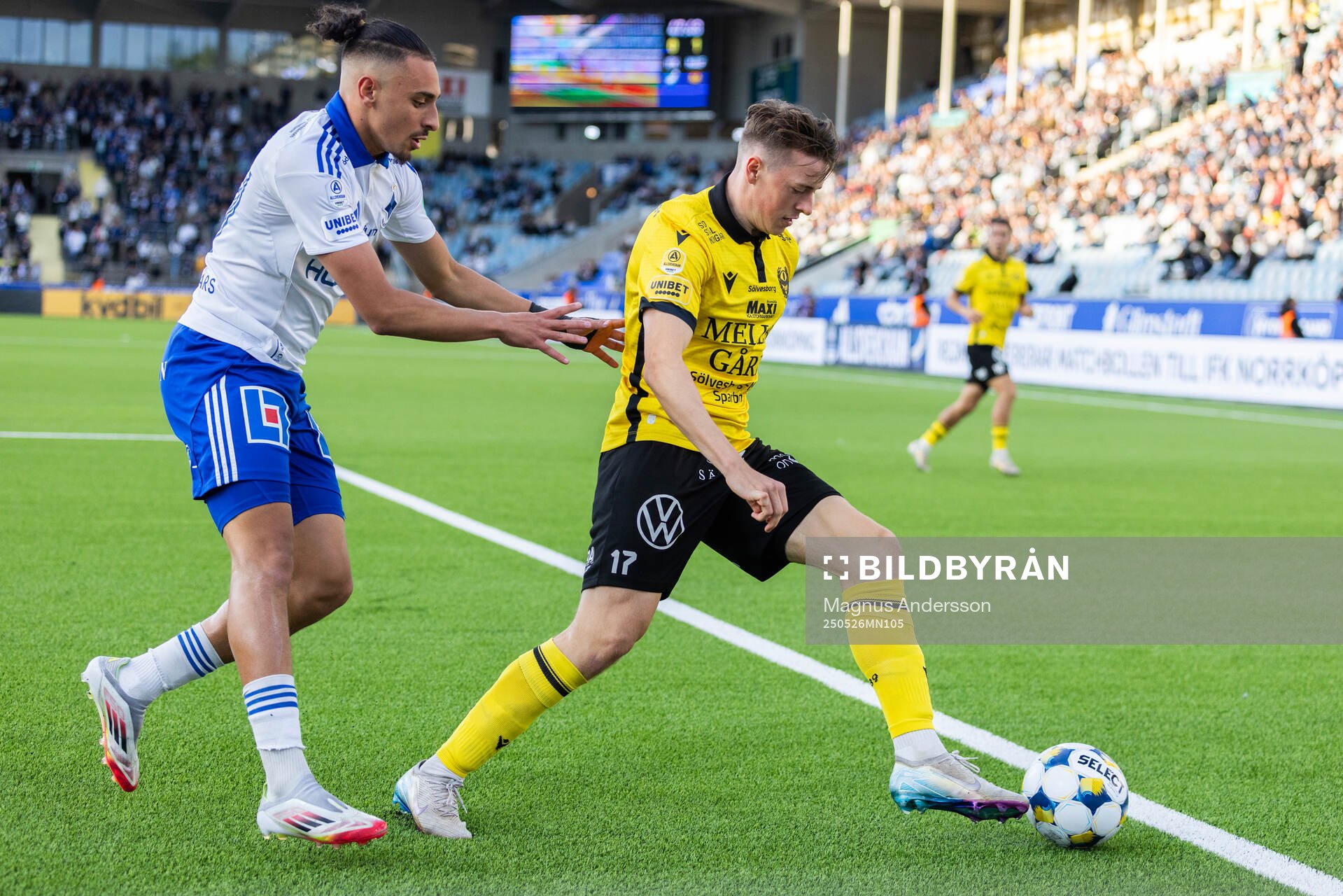 IFK Norrköpings Moutaz Neffati och Mjällbys Elliot Stroud under fotbollsmatchen i Allsvenskan mellan IFK Norrköping och Mjällby den 26 maj 2025 i Norrköping.