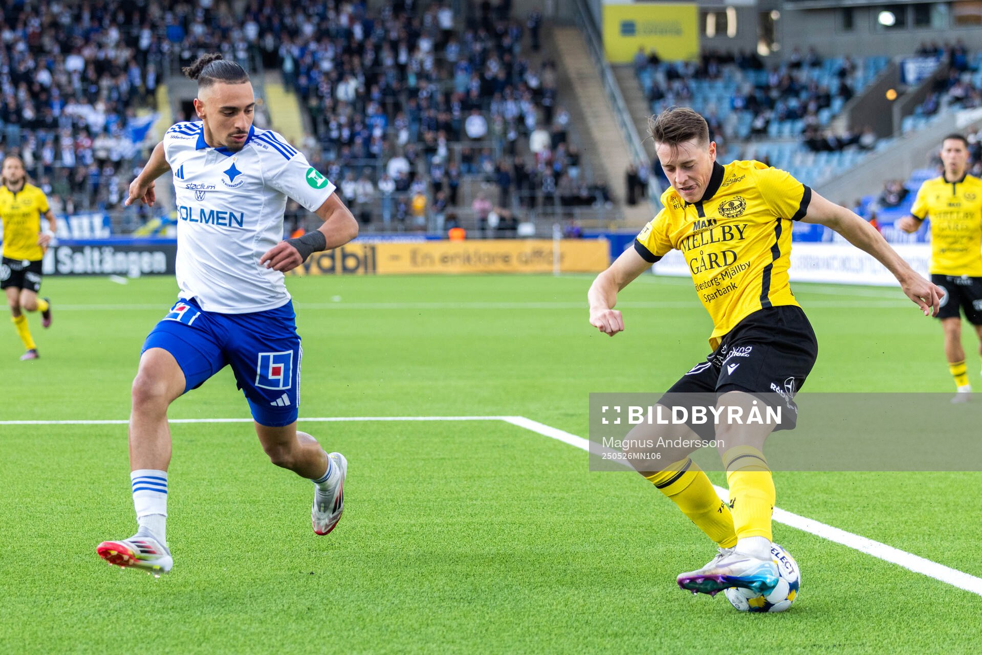 IFK Norrköpings Moutaz Neffati och Mjällbys Elliot Stroud under fotbollsmatchen i Allsvenskan mellan IFK Norrköping och Mjällby den 26 maj 2025 i Norrköping.