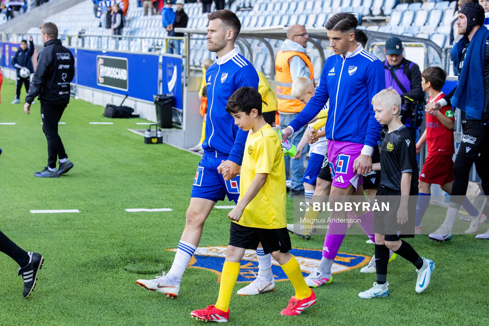 IFK Norrköpings Arnor Traustason och målvakt David Andersson inför fotbollsmatchen i Allsvenskan mellan IFK Norrköping och Mjällby den 26 maj 2025 i Norrköping.