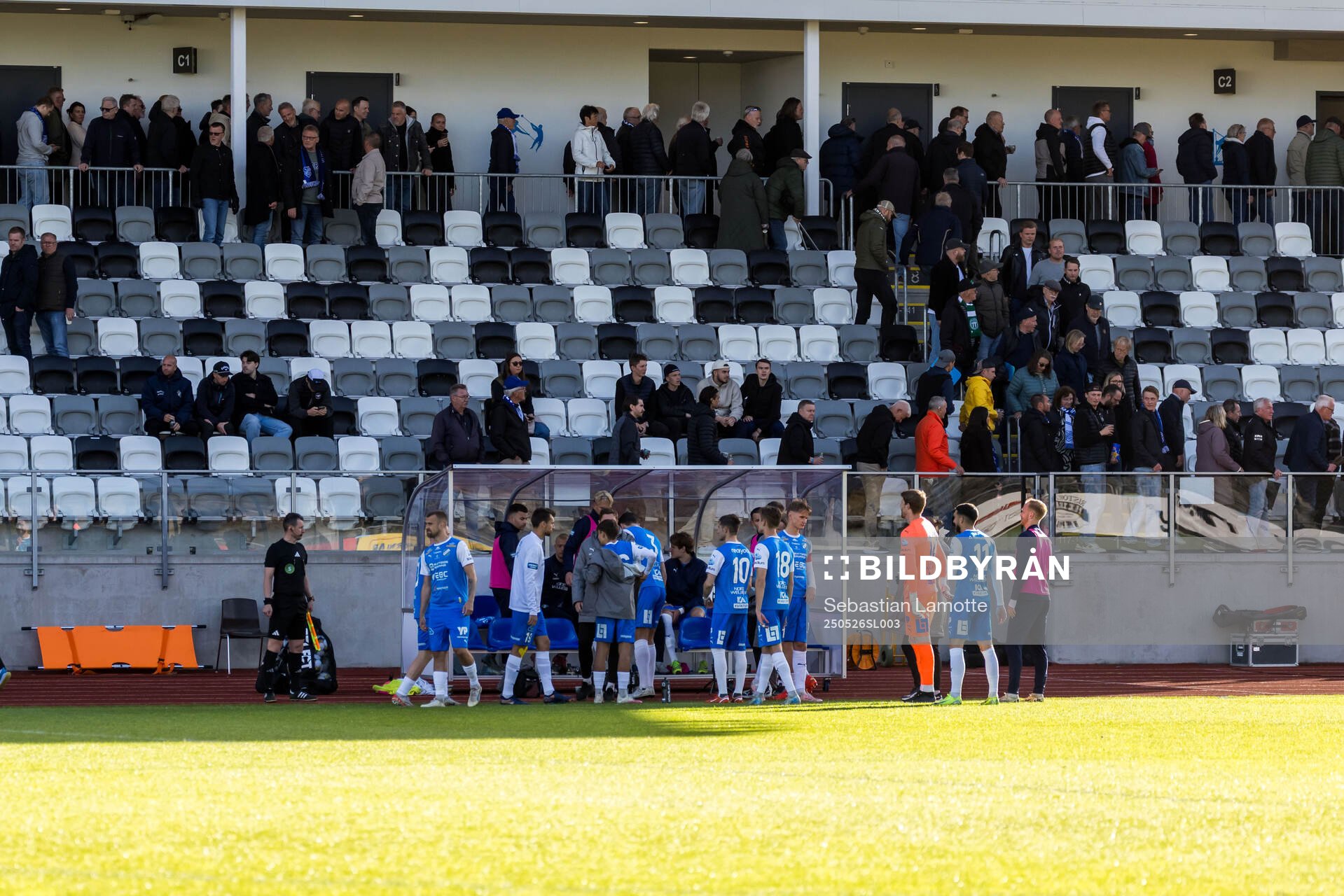 Oddevolds spelare samlas efter att brandlarmet gått inför fotbollsmatchen i Superettan mellan Oddevold och Västerås den 26 maj 2025 i Uddevalla.
