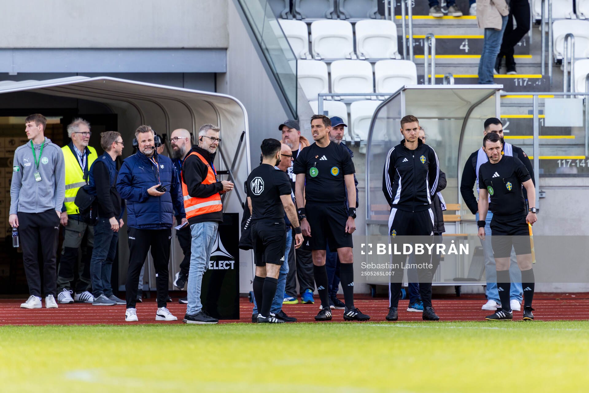 Domarteamet samlas efter att brandlarmet gått inför fotbollsmatchen i Superettan mellan Oddevold och Västerås den 26 maj 2025 i Uddevalla.