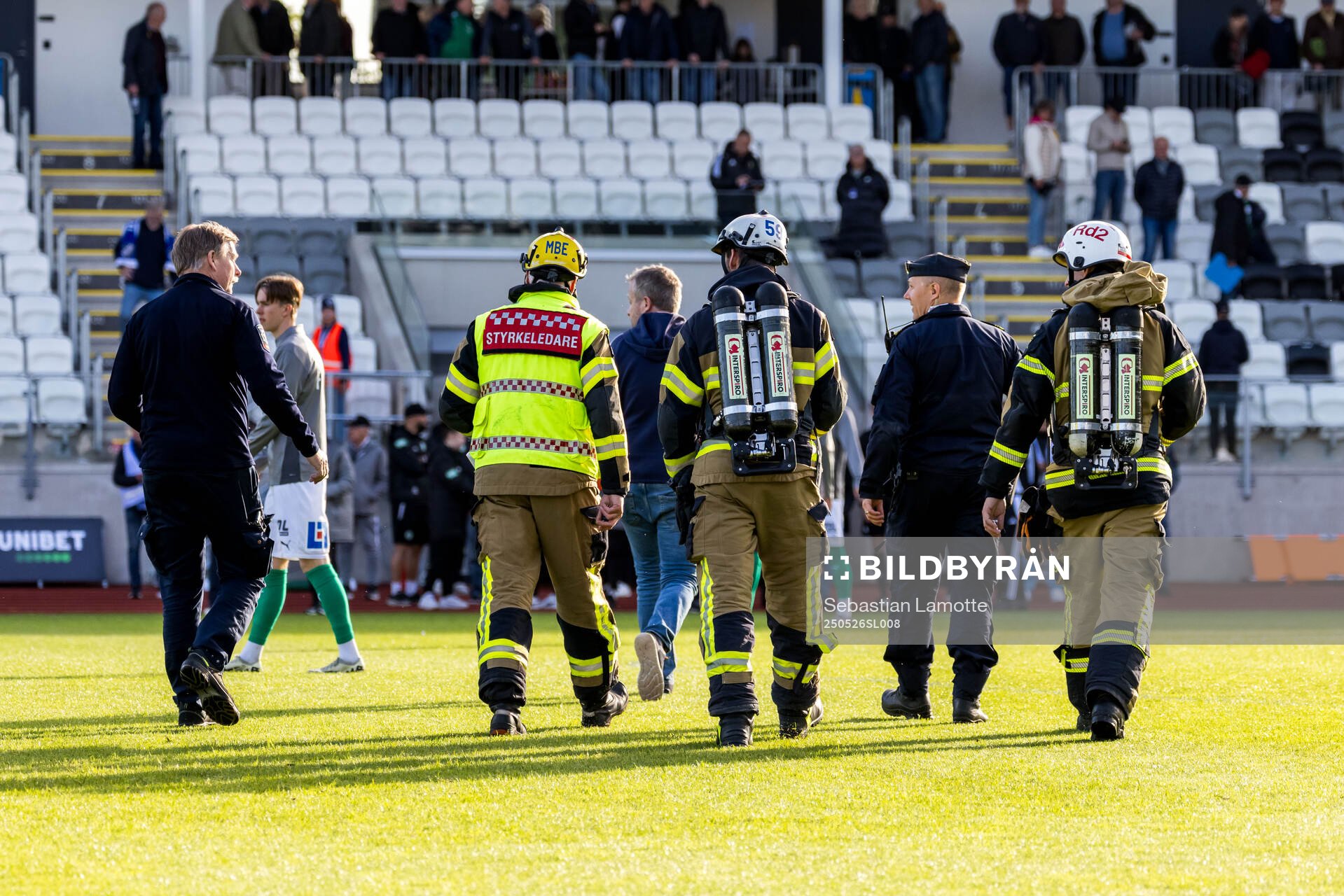 RÄddningstjänst på planen efter att brandlarmet gått inför fotbollsmatchen i Superettan mellan Oddevold och Västerås den 26 maj 2025 i Uddevalla.