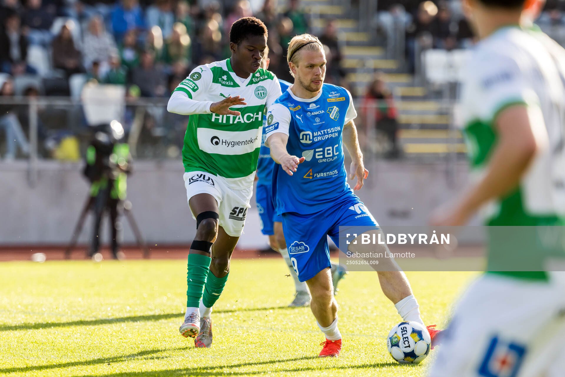 Västerås Sountonoma Axel Taonsa och Oddevolds Linus Tornblad under fotbollsmatchen i Superettan mellan Oddevold och Västerås den 26 maj 2025 i Uddevalla.