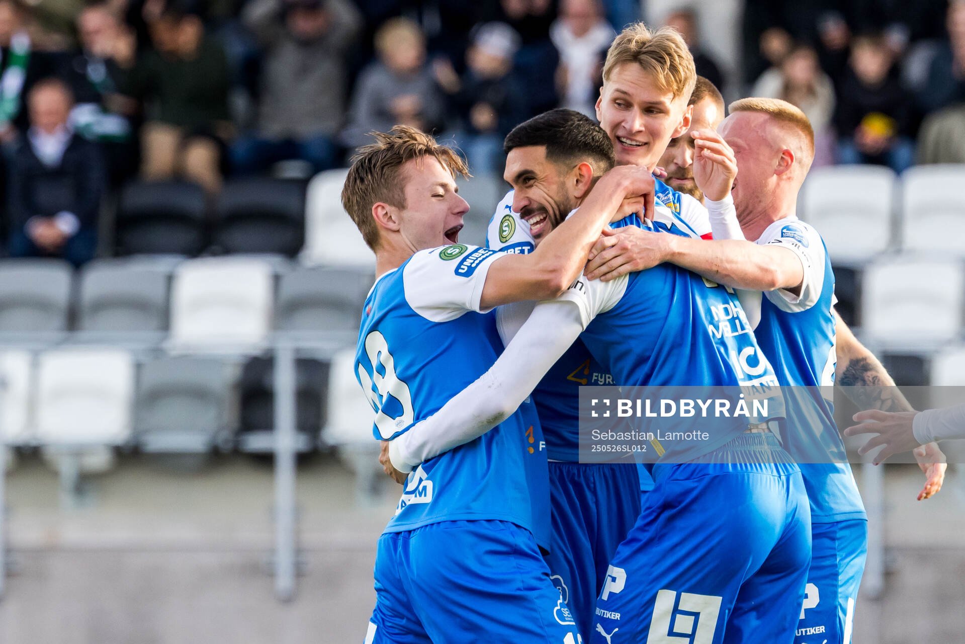 Oddevolds Daniel Krezic jublar med lagkamrater efter 1-0 under fotbollsmatchen i Superettan mellan Oddevold och Västerås den 26 maj 2025 i Uddevalla.